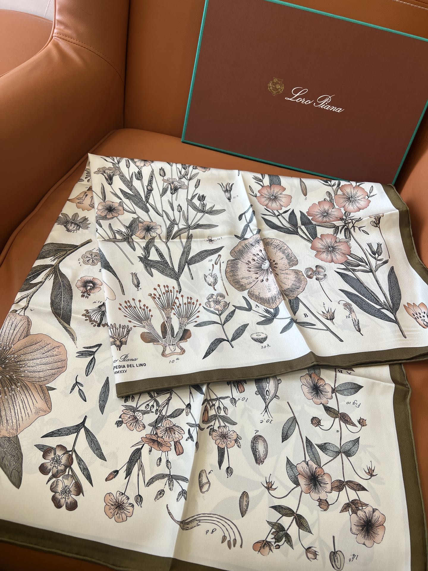 价格(不含包装)
Loro Piana(诺悠翩雅)顶级真丝方巾！
复古粉/深鼠尾草绿 (T1PM)
En