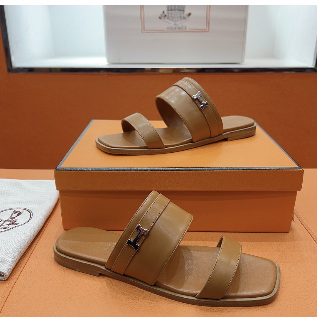 NO:245488,Hermes... Flat-soled slippers 2025 new product   hot series genuine leather sole, exclusive mold opening hardware buckle, imported cowhide, spring and summer color combination and appearance comfort!  Channel supply Women's code 35-39 Custom made 40 41 42, slippers, hermes, slippers, cowhide, Leather soles19860909Hermes... 平底拖鞋 2025新品 爆款系列 真皮大底,独家开模五金扣,进口牛皮 春夏拼色兼具颜值舒适度的单品！ 渠道货源 女码35-39 可订做40 41 42,拖鞋,hermes,slippers,cowhide,Leather soles,Women's Shoes