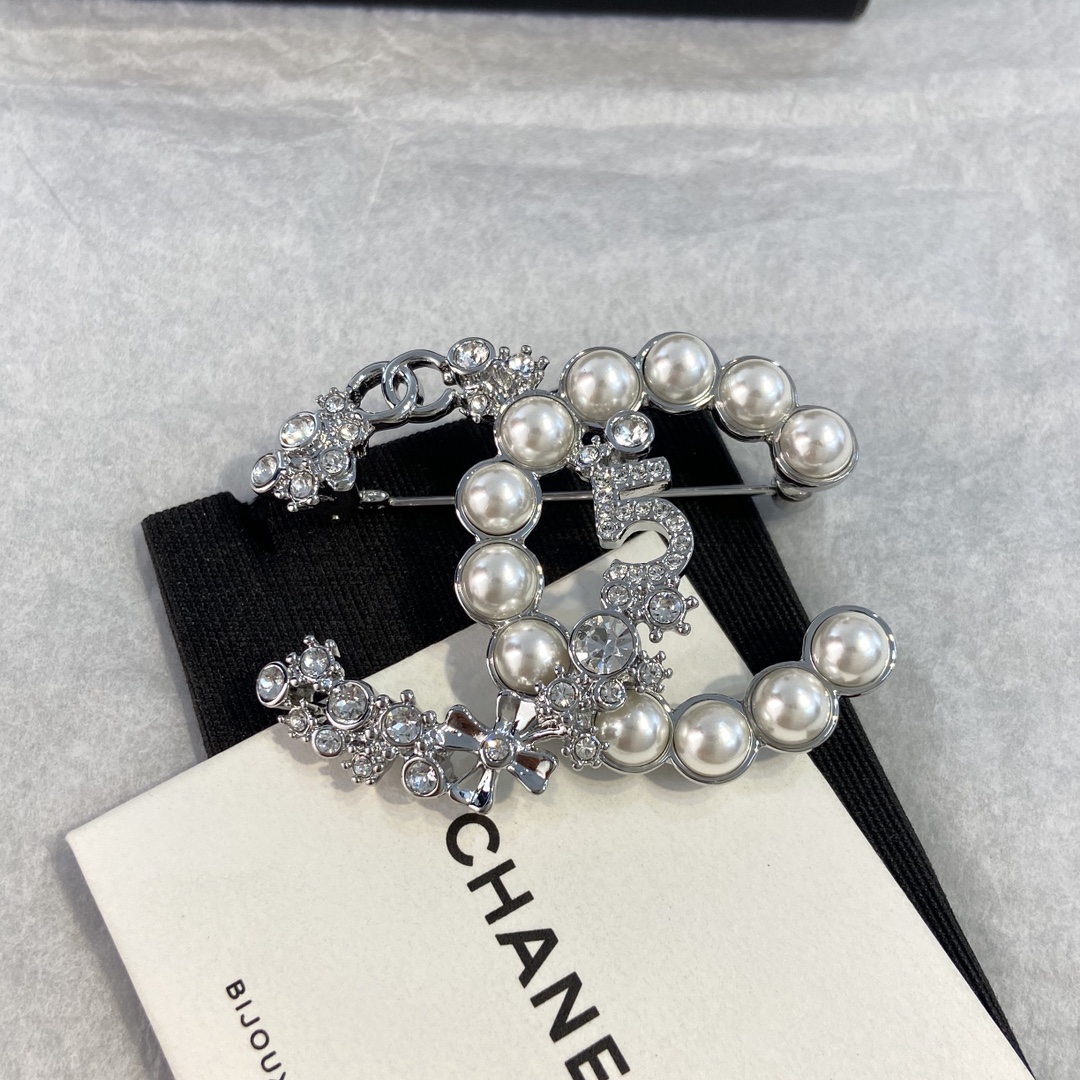【XZ808】 【CH@NEL Perfume@er Broche de Perlas con Doble C Multielemento】 Un diseño imprescindible cada temporada, un clás…