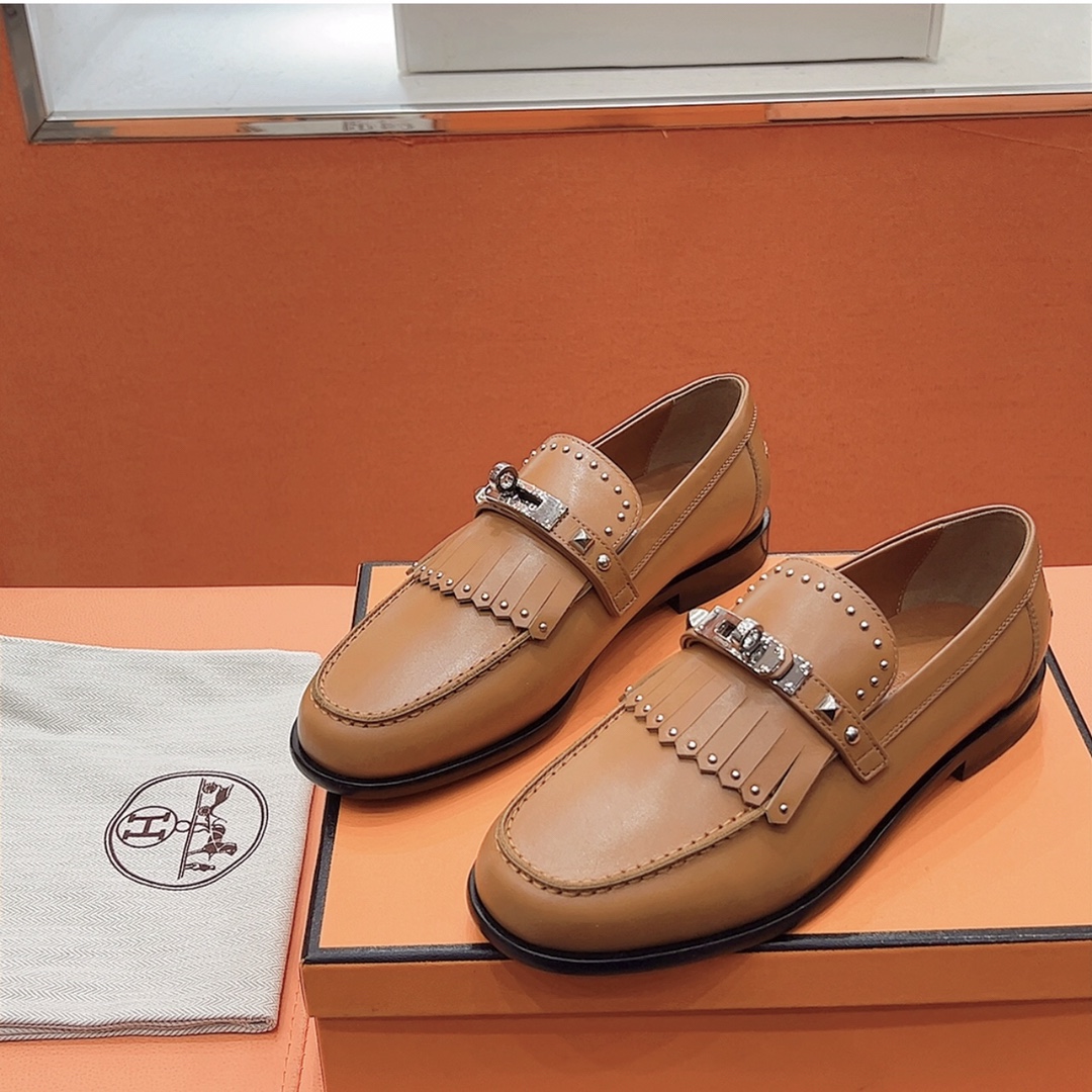 NO:245501,Hermes... Flat-soled slippers 2025 new product   hot series genuine leather sole, exclusive mold opening hardware buckle, imported cowhide, spring and summer color combination and appearance comfort!  Channel supply Women's code 35-39 Customized 40 41 42, loafers, hermes, loafers, slippers, cowhide, Leather soles19860909Hermes... 平底拖鞋 2025新品 爆款系列 真皮大底,独家开模五金扣,进口牛皮 春夏拼色兼具颜值舒适度的单品！ 渠道货源 女码35-39 可订做40 41 42,乐福鞋,hermes,loafers,slippers,cowhide,Leather soles,Women's Shoes