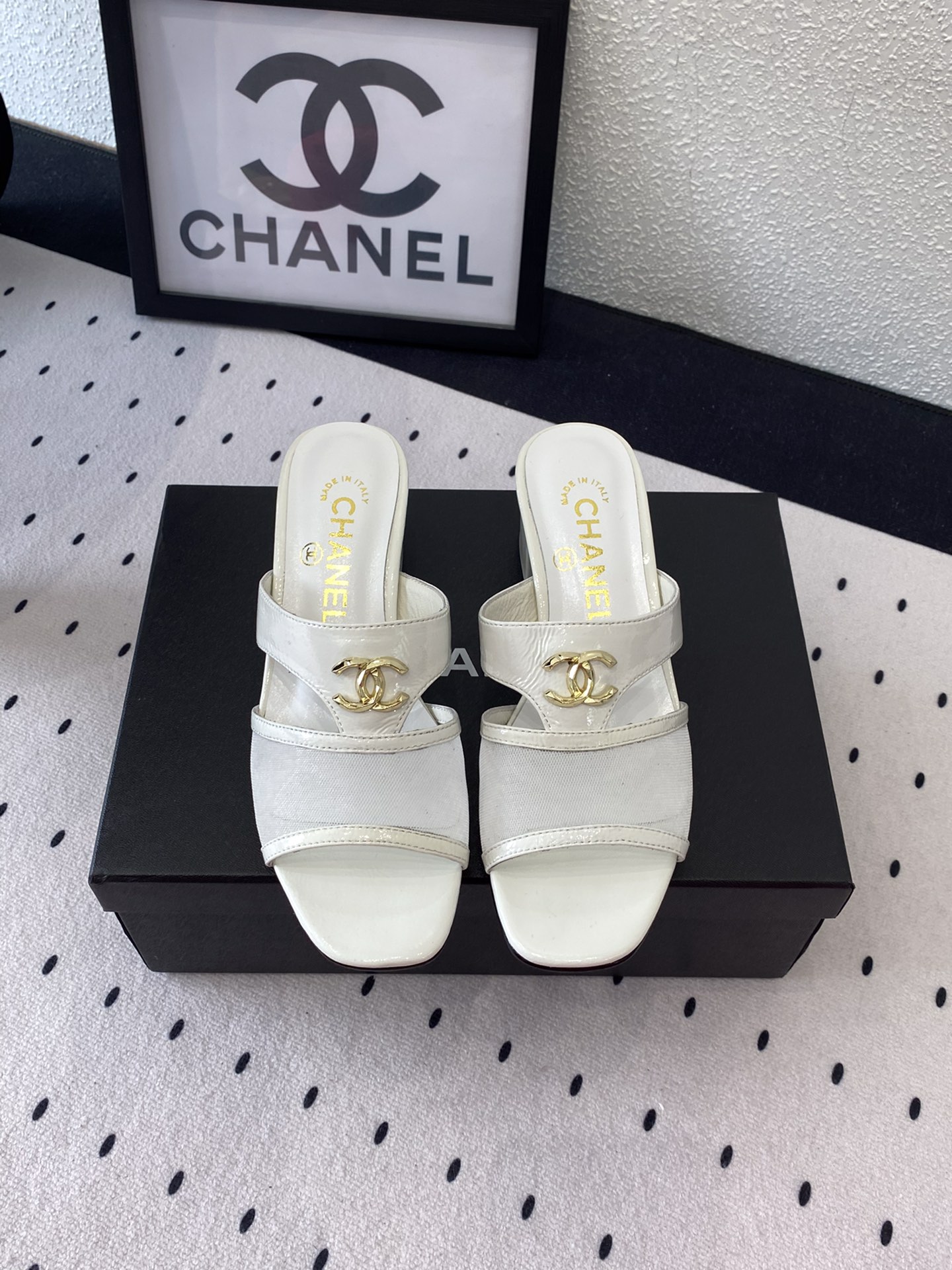 NO:264544,Chanel new summer slippers, high version shipment, classic design and metal round snatch, extremely attractive, extremely comfortable and daily matching, essential artifact for cool dress, original custom ox patent leather upper, original sheepskin inner sheepskin footbed, original genuine leather outsole outsole Size: 35-39 (40 41 custom made), high heels, chanel, high heels, slippers, sheepskin, Leather soles19860909Chanel新款夏季拖鞋 高版本出货 经典款的设计加上金属圆扣分外抢眼 异常舒适日常搭配 扮酷必备神器 原版定制牛漆皮鞋面 原版羊皮内里 羊皮垫脚 原版真皮大底大底 Size: 35-39(40 41定做),高跟鞋,chanel,high heels,slippers,sheepskin,Leather soles,Women's Shoes