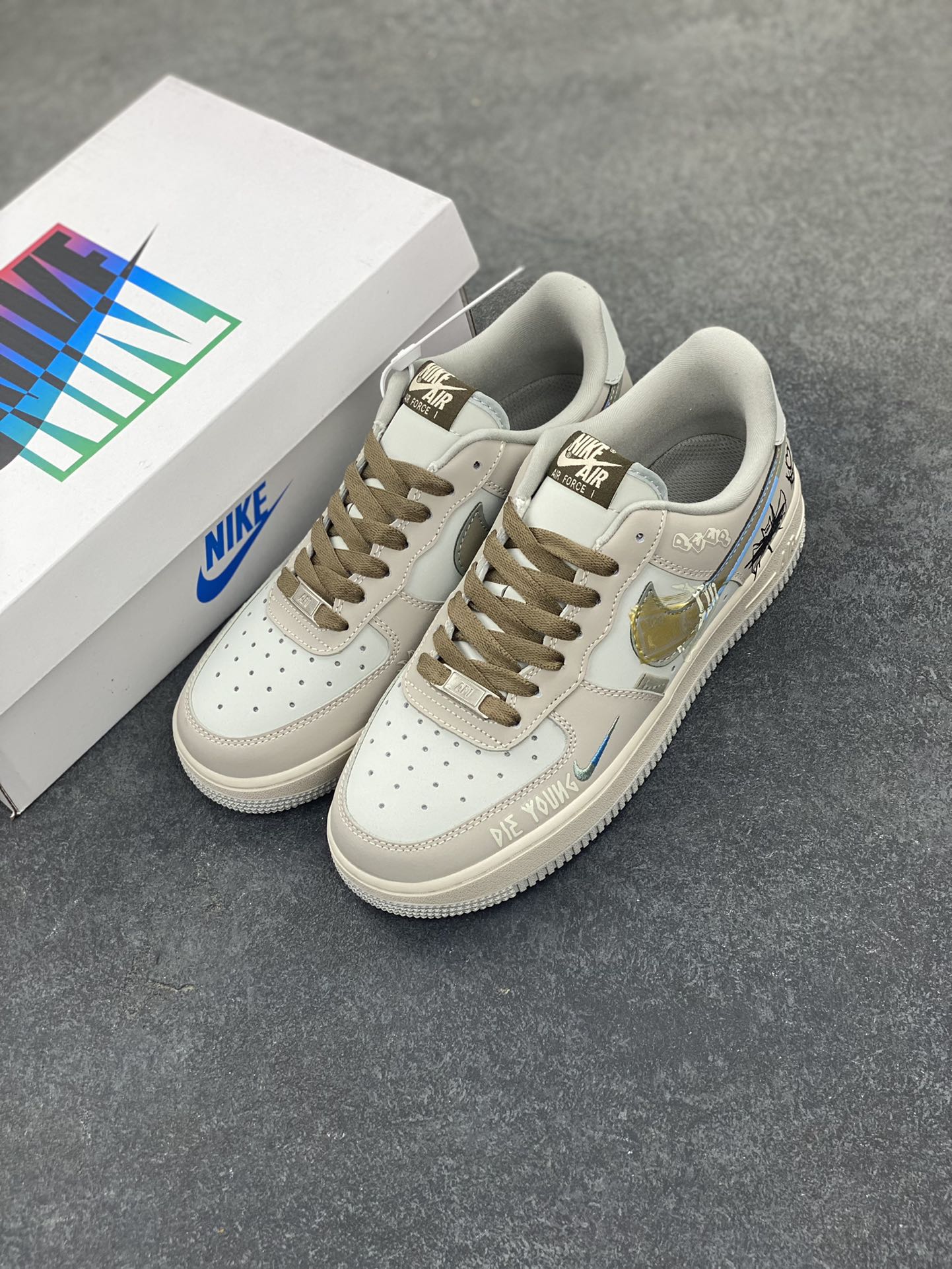 图片[8]-✨“蝙蝠侠”Nike Air Force 1 “Batman”#DC漫画系列 空军一号定制低帮板鞋 货号：XL2321-111 蝙蝠侠，本名布鲁斯·韦恩，是美国DC漫画旗下的超级英雄。他幼时目睹父母在犯罪巷被歹徒杀害，这一悲剧深深烙印在心中，促使他立下为打击犯罪、守护哥谭市而战的誓言。布鲁斯·韦恩没有超能力，却凭借过人的智慧、强大的意志力、卓越的格斗技巧以及大量高科技装备，化身为令罪犯胆寒的“黑暗骑士” 货号：XL2321-111 尺码：36 36.5 37.5 38 38.5 39 40 40.5 41 42 42.5 43 44 44.5 45-选品中心