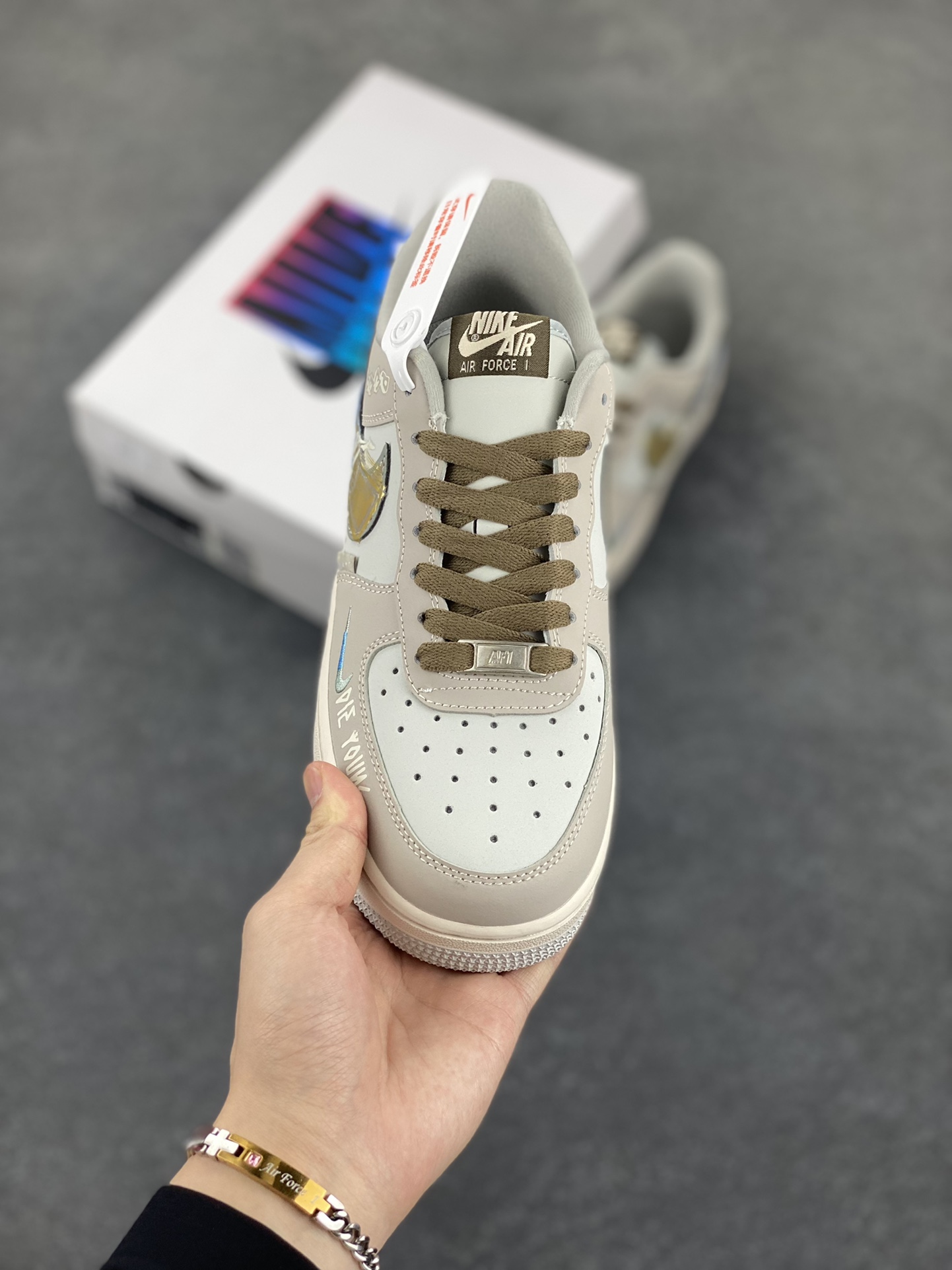 图片[2]-✨“蝙蝠侠”Nike Air Force 1 “Batman”#DC漫画系列 空军一号定制低帮板鞋 货号：XL2321-111 蝙蝠侠，本名布鲁斯·韦恩，是美国DC漫画旗下的超级英雄。他幼时目睹父母在犯罪巷被歹徒杀害，这一悲剧深深烙印在心中，促使他立下为打击犯罪、守护哥谭市而战的誓言。布鲁斯·韦恩没有超能力，却凭借过人的智慧、强大的意志力、卓越的格斗技巧以及大量高科技装备，化身为令罪犯胆寒的“黑暗骑士” 货号：XL2321-111 尺码：36 36.5 37.5 38 38.5 39 40 40.5 41 42 42.5 43 44 44.5 45-选品中心