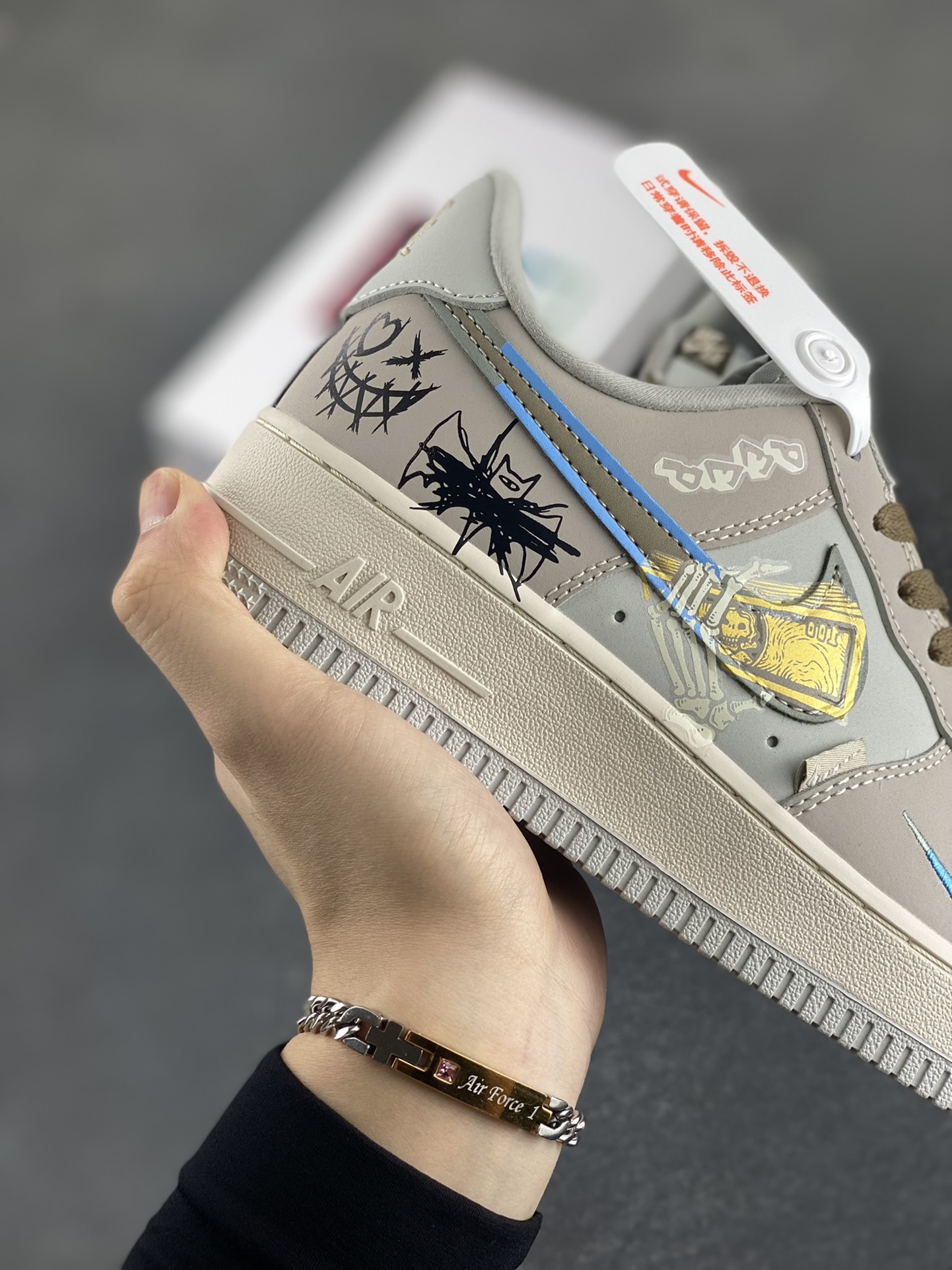 图片[6]-✨“蝙蝠侠”Nike Air Force 1 “Batman”#DC漫画系列 空军一号定制低帮板鞋 货号：XL2321-111 蝙蝠侠，本名布鲁斯·韦恩，是美国DC漫画旗下的超级英雄。他幼时目睹父母在犯罪巷被歹徒杀害，这一悲剧深深烙印在心中，促使他立下为打击犯罪、守护哥谭市而战的誓言。布鲁斯·韦恩没有超能力，却凭借过人的智慧、强大的意志力、卓越的格斗技巧以及大量高科技装备，化身为令罪犯胆寒的“黑暗骑士” 货号：XL2321-111 尺码：36 36.5 37.5 38 38.5 39 40 40.5 41 42 42.5 43 44 44.5 45-选品中心