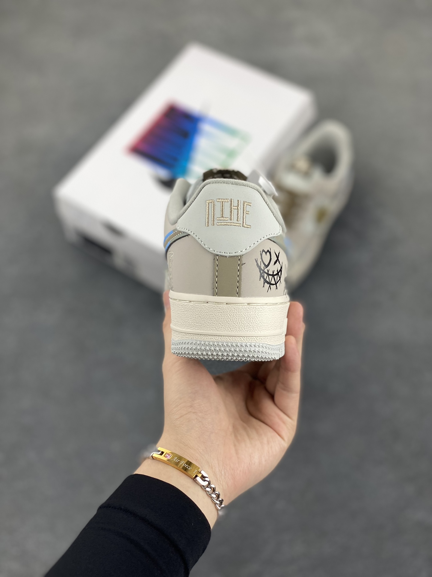 图片[4]-✨“蝙蝠侠”Nike Air Force 1 “Batman”#DC漫画系列 空军一号定制低帮板鞋 货号：XL2321-111 蝙蝠侠，本名布鲁斯·韦恩，是美国DC漫画旗下的超级英雄。他幼时目睹父母在犯罪巷被歹徒杀害，这一悲剧深深烙印在心中，促使他立下为打击犯罪、守护哥谭市而战的誓言。布鲁斯·韦恩没有超能力，却凭借过人的智慧、强大的意志力、卓越的格斗技巧以及大量高科技装备，化身为令罪犯胆寒的“黑暗骑士” 货号：XL2321-111 尺码：36 36.5 37.5 38 38.5 39 40 40.5 41 42 42.5 43 44 44.5 45-选品中心