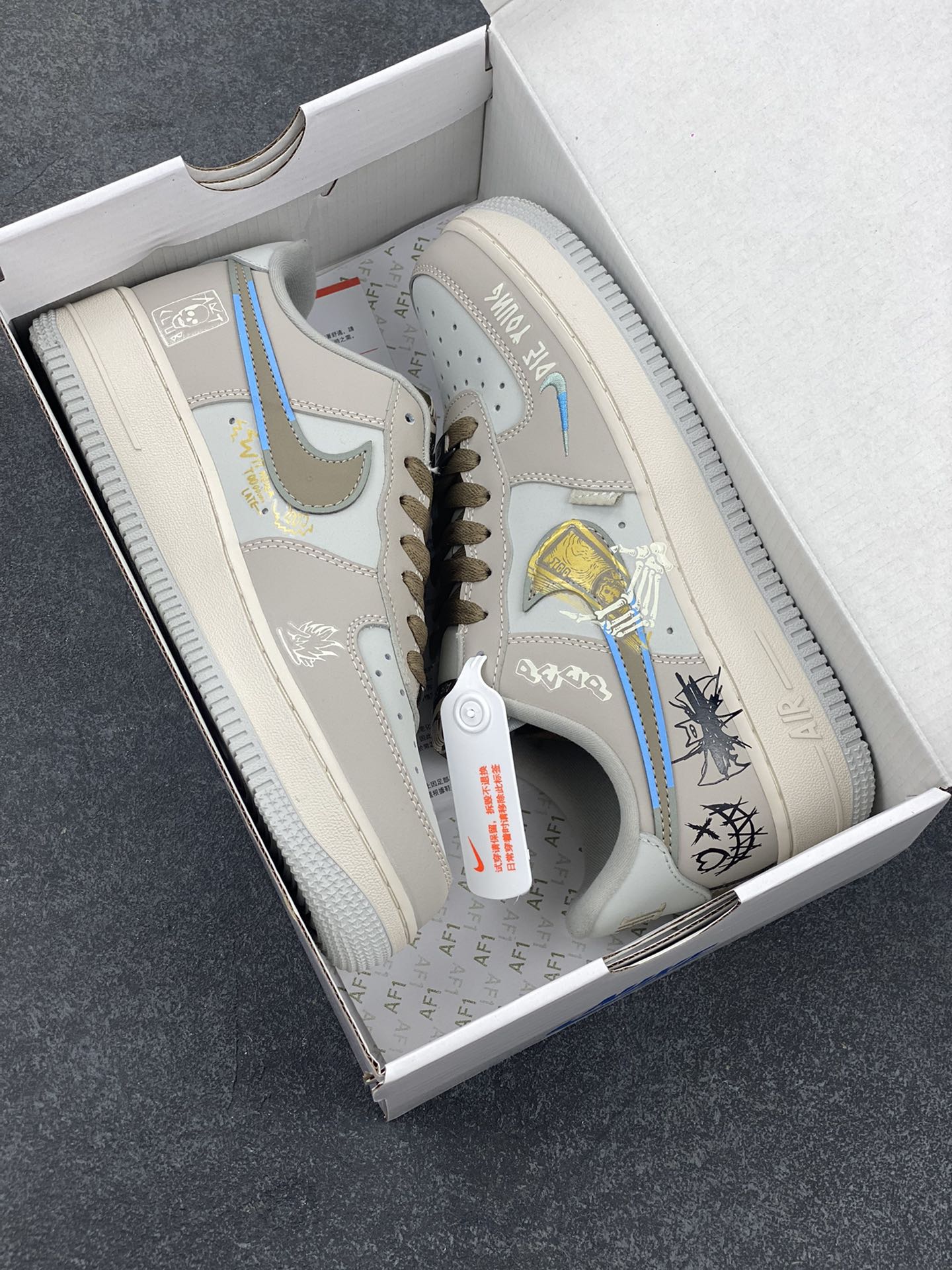 图片[9]-✨“蝙蝠侠”Nike Air Force 1 “Batman”#DC漫画系列 空军一号定制低帮板鞋 货号：XL2321-111 蝙蝠侠，本名布鲁斯·韦恩，是美国DC漫画旗下的超级英雄。他幼时目睹父母在犯罪巷被歹徒杀害，这一悲剧深深烙印在心中，促使他立下为打击犯罪、守护哥谭市而战的誓言。布鲁斯·韦恩没有超能力，却凭借过人的智慧、强大的意志力、卓越的格斗技巧以及大量高科技装备，化身为令罪犯胆寒的“黑暗骑士” 货号：XL2321-111 尺码：36 36.5 37.5 38 38.5 39 40 40.5 41 42 42.5 43 44 44.5 45-选品中心