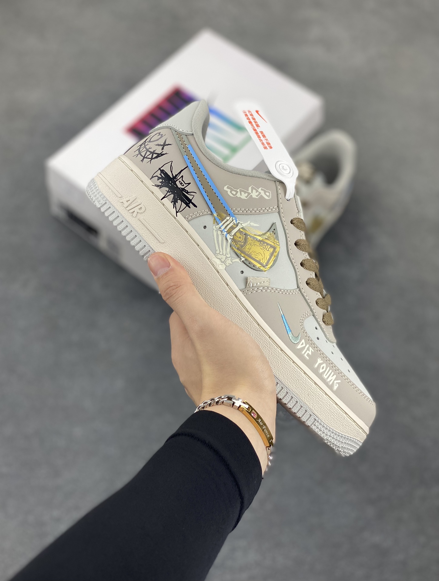 ✨“蝙蝠侠”Nike Air Force 1 “Batman”#DC漫画系列 空军一号定制低帮板鞋 货号：XL2321-111 蝙蝠侠，本名布鲁斯·韦恩，是美国DC漫画旗下的超级英雄。他幼时目睹父母在犯罪巷被歹徒杀害，这一悲剧深深烙印在心中，促使他立下为打击犯罪、守护哥谭市而战的誓言。布鲁斯·韦恩没有超能力，却凭借过人的智慧、强大的意志力、卓越的格斗技巧以及大量高科技装备，化身为令罪犯胆寒的“黑暗骑士” 货号：XL2321-111 尺码：36 36.5 37.5 38 38.5 39 40 40.5 41 42 42.5 43 44 44.5 45-选品中心