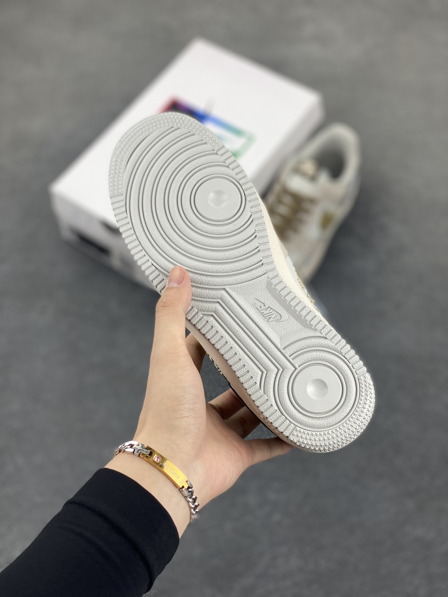 图片[5]-✨“蝙蝠侠”Nike Air Force 1 “Batman”#DC漫画系列 空军一号定制低帮板鞋 货号：XL2321-111 蝙蝠侠，本名布鲁斯·韦恩，是美国DC漫画旗下的超级英雄。他幼时目睹父母在犯罪巷被歹徒杀害，这一悲剧深深烙印在心中，促使他立下为打击犯罪、守护哥谭市而战的誓言。布鲁斯·韦恩没有超能力，却凭借过人的智慧、强大的意志力、卓越的格斗技巧以及大量高科技装备，化身为令罪犯胆寒的“黑暗骑士” 货号：XL2321-111 尺码：36 36.5 37.5 38 38.5 39 40 40.5 41 42 42.5 43 44 44.5 45-选品中心