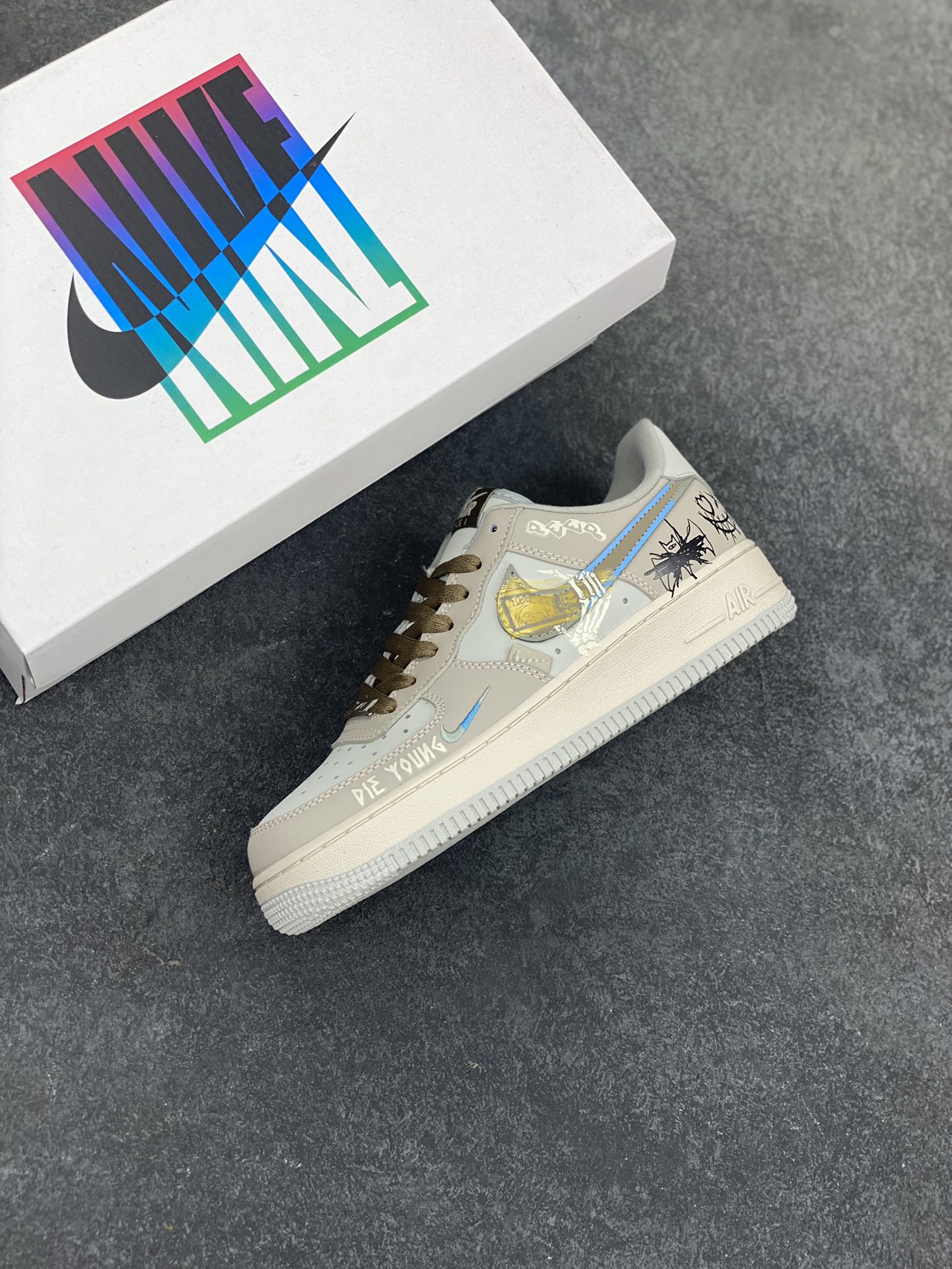 图片[7]-✨“蝙蝠侠”Nike Air Force 1 “Batman”#DC漫画系列 空军一号定制低帮板鞋 货号：XL2321-111 蝙蝠侠，本名布鲁斯·韦恩，是美国DC漫画旗下的超级英雄。他幼时目睹父母在犯罪巷被歹徒杀害，这一悲剧深深烙印在心中，促使他立下为打击犯罪、守护哥谭市而战的誓言。布鲁斯·韦恩没有超能力，却凭借过人的智慧、强大的意志力、卓越的格斗技巧以及大量高科技装备，化身为令罪犯胆寒的“黑暗骑士” 货号：XL2321-111 尺码：36 36.5 37.5 38 38.5 39 40 40.5 41 42 42.5 43 44 44.5 45-选品中心