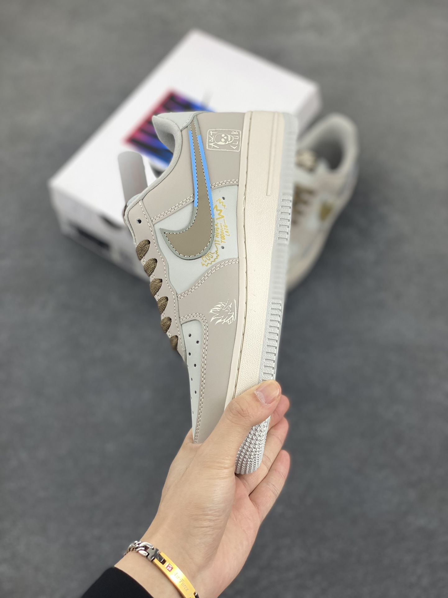 图片[3]-✨“蝙蝠侠”Nike Air Force 1 “Batman”#DC漫画系列 空军一号定制低帮板鞋 货号：XL2321-111 蝙蝠侠，本名布鲁斯·韦恩，是美国DC漫画旗下的超级英雄。他幼时目睹父母在犯罪巷被歹徒杀害，这一悲剧深深烙印在心中，促使他立下为打击犯罪、守护哥谭市而战的誓言。布鲁斯·韦恩没有超能力，却凭借过人的智慧、强大的意志力、卓越的格斗技巧以及大量高科技装备，化身为令罪犯胆寒的“黑暗骑士” 货号：XL2321-111 尺码：36 36.5 37.5 38 38.5 39 40 40.5 41 42 42.5 43 44 44.5 45-选品中心