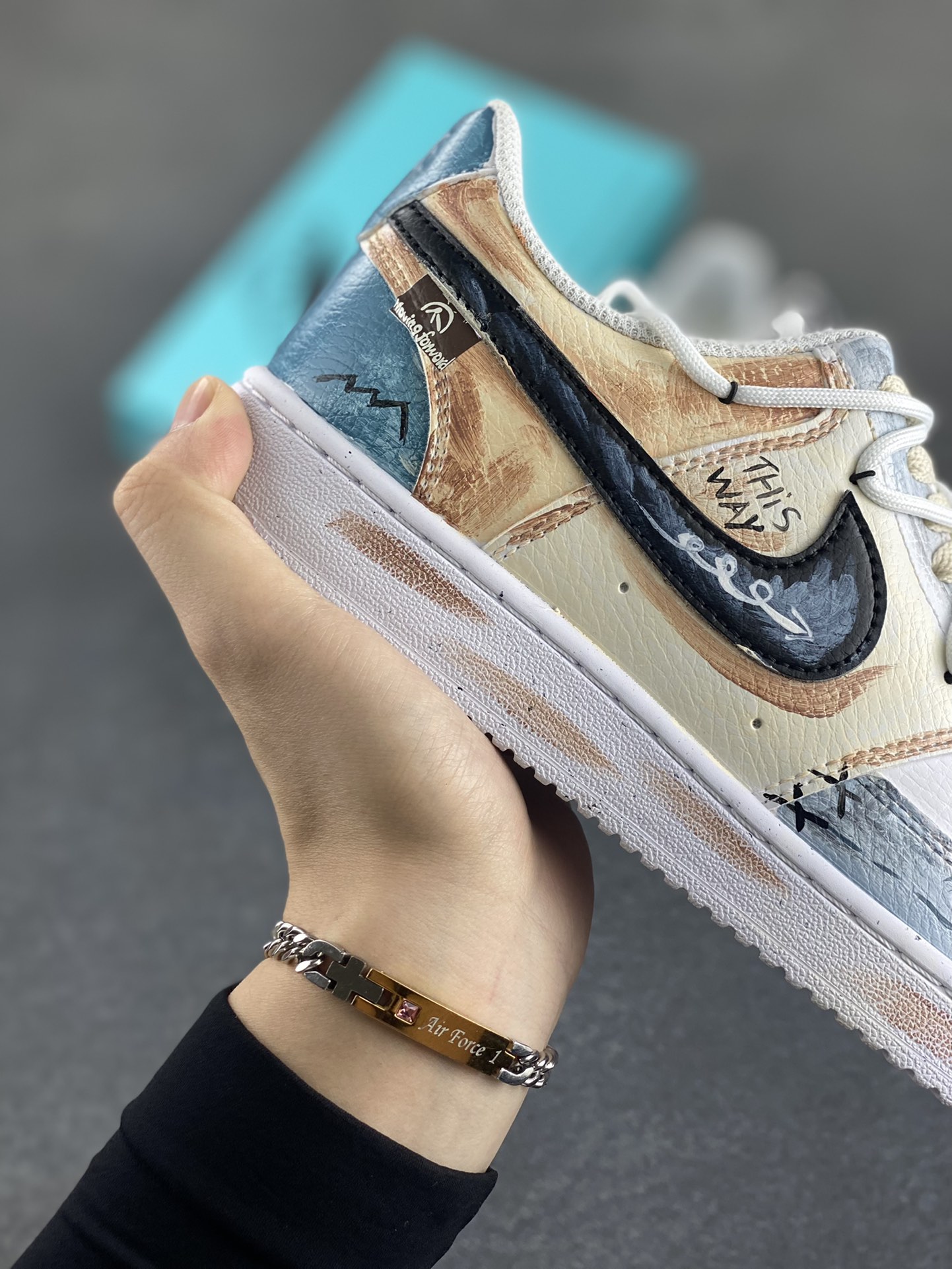 图片[6]-Nike Court Vision 1 Low P.M.S“街头涂鸦” 手绘涂鸦定制板鞋 街头涂鸦是一种在公共空间墙壁、建筑物、地铁车厢等载体上创作的视觉艺术形式。它起源于20世纪60年代的美国费城和纽约，早期是街头青年表达自我、宣泄情绪、展现个性的方式，内容常涉及社会问题、个人主张、流行文化等 货号：DH2987-216 尺码：36 36.5 37.5 38 38.5 39 40 40.5 41 42 42.5 43 44 44.5 45-选品中心