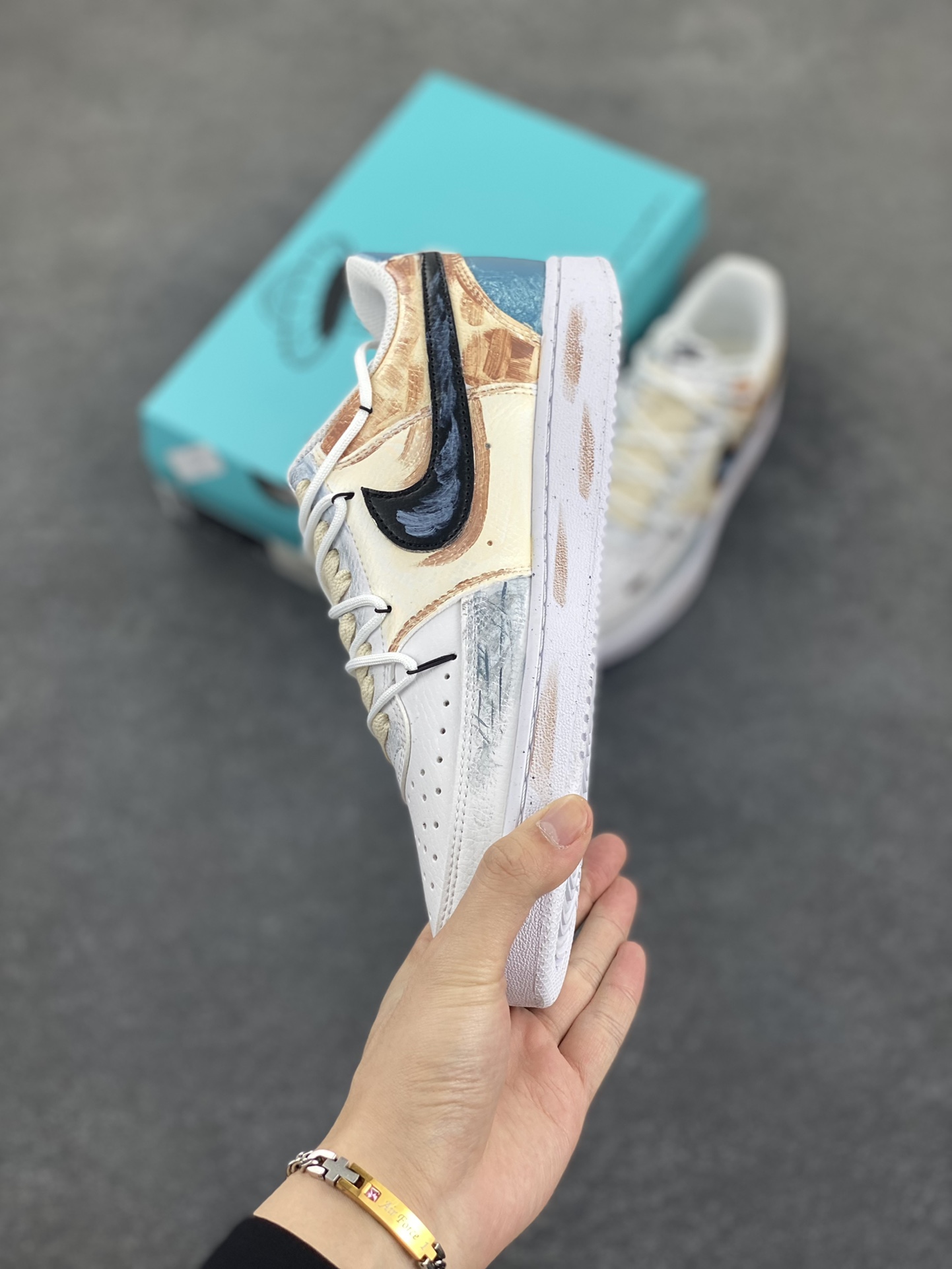 图片[3]-Nike Court Vision 1 Low P.M.S“街头涂鸦” 手绘涂鸦定制板鞋 街头涂鸦是一种在公共空间墙壁、建筑物、地铁车厢等载体上创作的视觉艺术形式。它起源于20世纪60年代的美国费城和纽约，早期是街头青年表达自我、宣泄情绪、展现个性的方式，内容常涉及社会问题、个人主张、流行文化等 货号：DH2987-216 尺码：36 36.5 37.5 38 38.5 39 40 40.5 41 42 42.5 43 44 44.5 45-选品中心