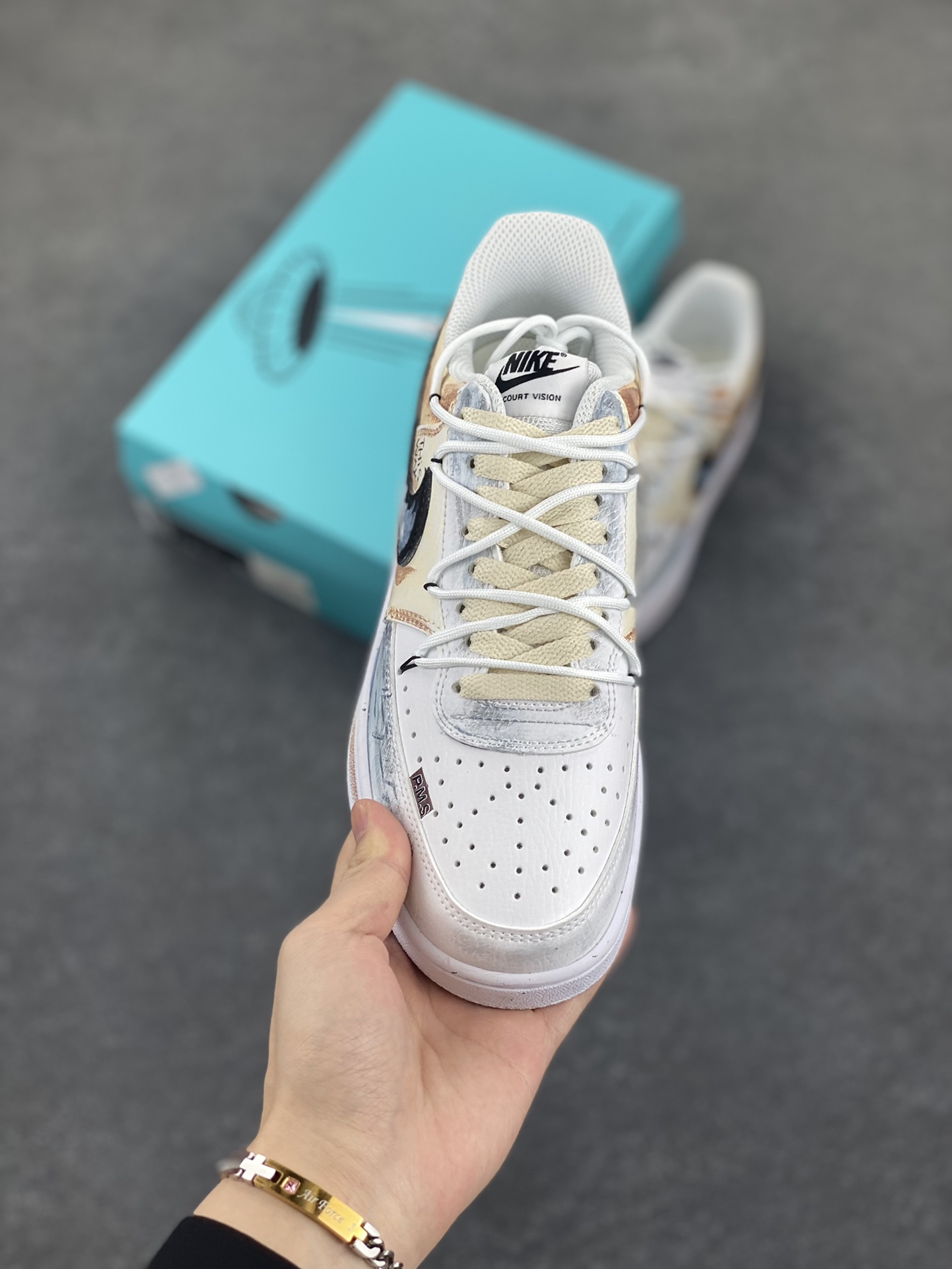 图片[2]-Nike Court Vision 1 Low P.M.S“街头涂鸦” 手绘涂鸦定制板鞋 街头涂鸦是一种在公共空间墙壁、建筑物、地铁车厢等载体上创作的视觉艺术形式。它起源于20世纪60年代的美国费城和纽约，早期是街头青年表达自我、宣泄情绪、展现个性的方式，内容常涉及社会问题、个人主张、流行文化等 货号：DH2987-216 尺码：36 36.5 37.5 38 38.5 39 40 40.5 41 42 42.5 43 44 44.5 45-选品中心