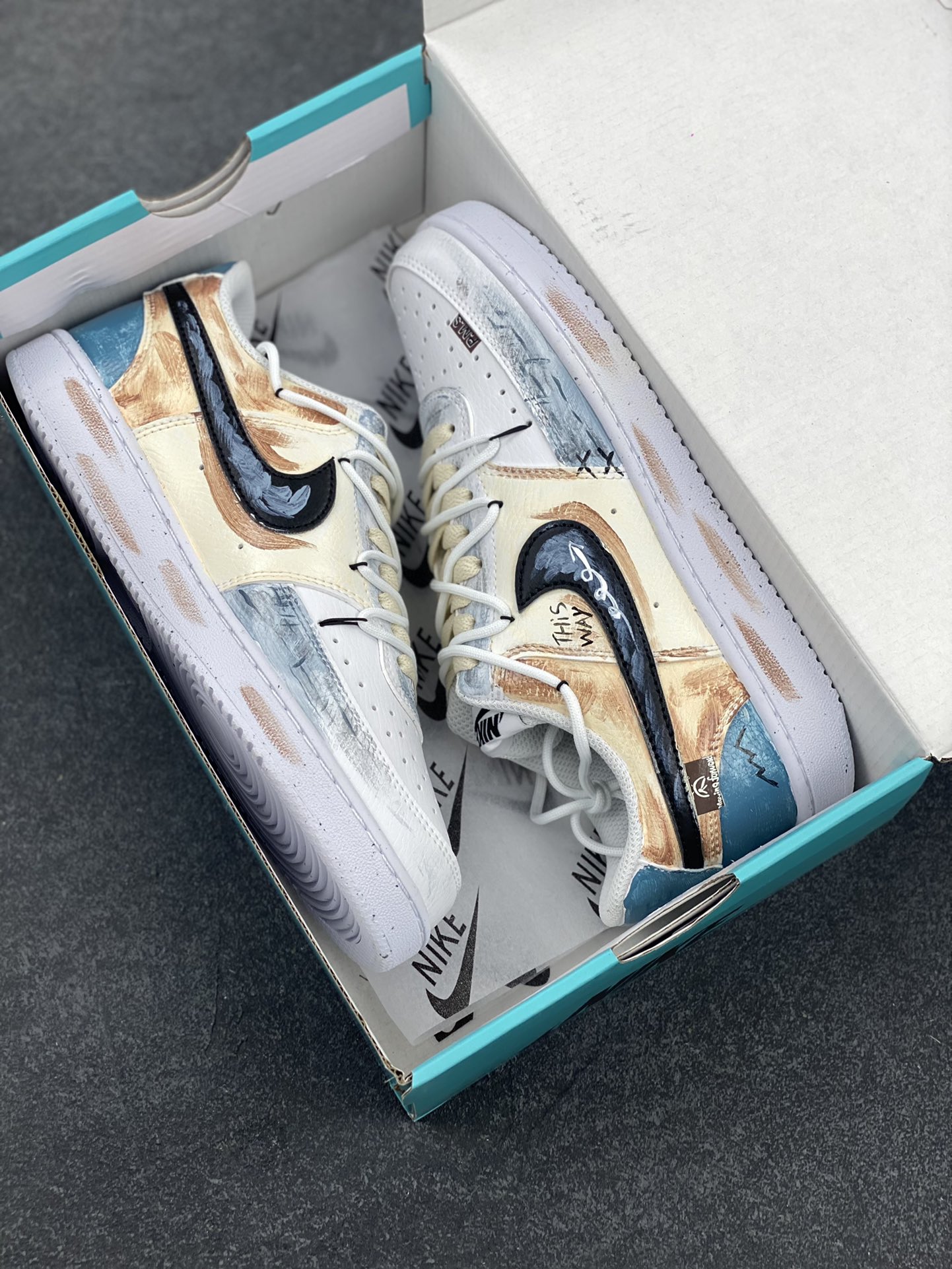 图片[9]-Nike Court Vision 1 Low P.M.S“街头涂鸦” 手绘涂鸦定制板鞋 街头涂鸦是一种在公共空间墙壁、建筑物、地铁车厢等载体上创作的视觉艺术形式。它起源于20世纪60年代的美国费城和纽约，早期是街头青年表达自我、宣泄情绪、展现个性的方式，内容常涉及社会问题、个人主张、流行文化等 货号：DH2987-216 尺码：36 36.5 37.5 38 38.5 39 40 40.5 41 42 42.5 43 44 44.5 45-选品中心