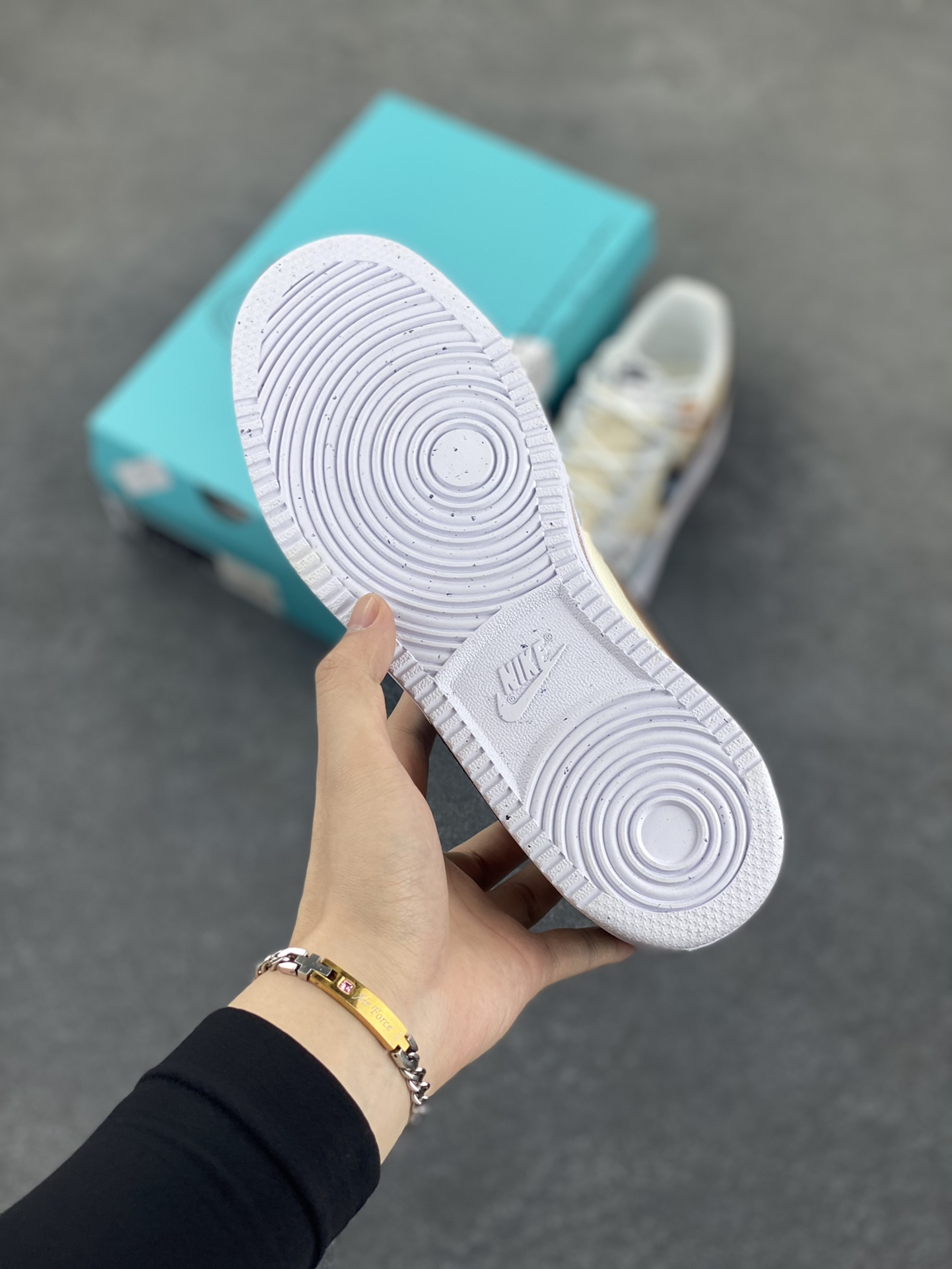 图片[5]-Nike Court Vision 1 Low P.M.S“街头涂鸦” 手绘涂鸦定制板鞋 街头涂鸦是一种在公共空间墙壁、建筑物、地铁车厢等载体上创作的视觉艺术形式。它起源于20世纪60年代的美国费城和纽约，早期是街头青年表达自我、宣泄情绪、展现个性的方式，内容常涉及社会问题、个人主张、流行文化等 货号：DH2987-216 尺码：36 36.5 37.5 38 38.5 39 40 40.5 41 42 42.5 43 44 44.5 45-选品中心