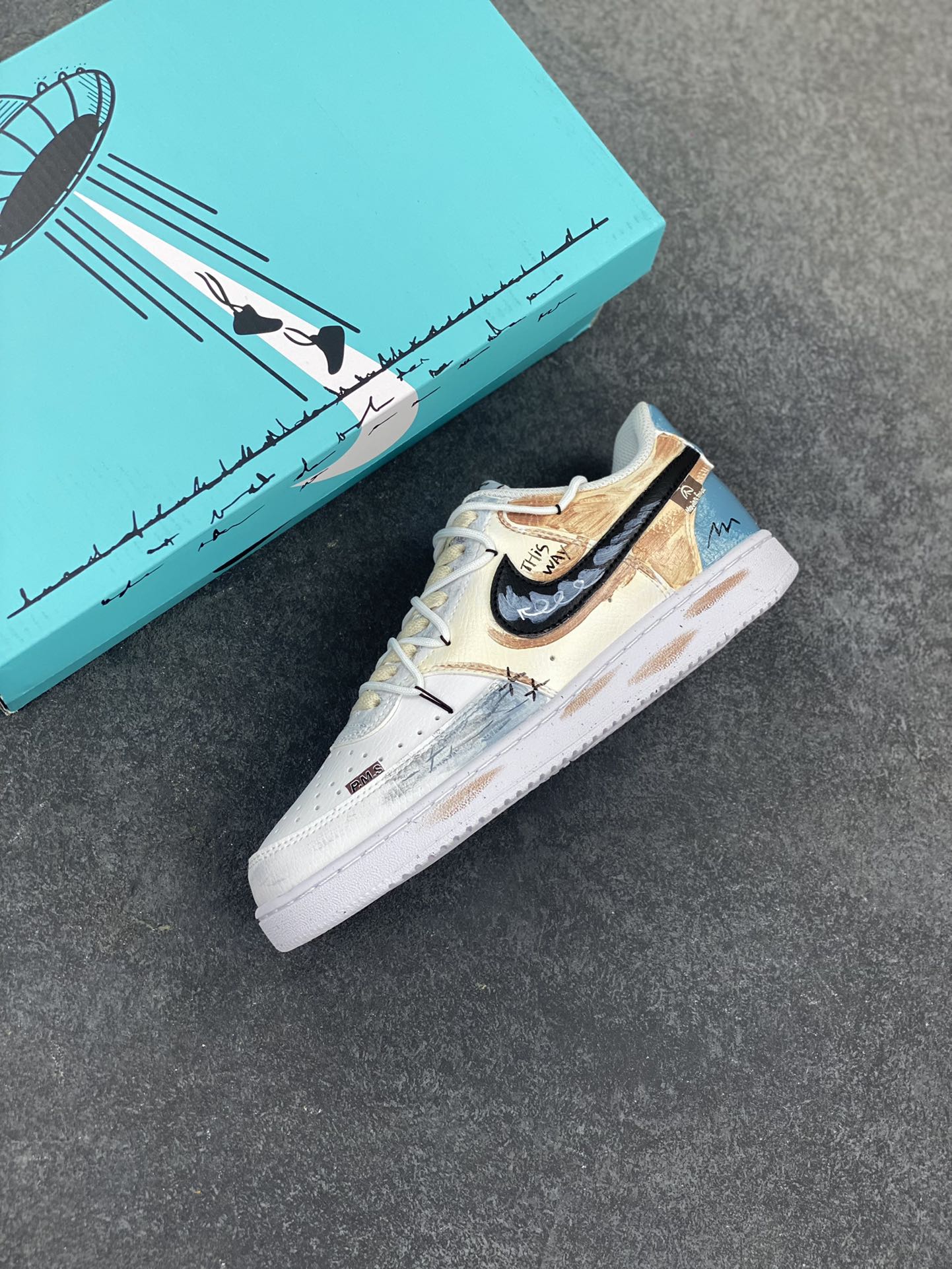 图片[7]-Nike Court Vision 1 Low P.M.S“街头涂鸦” 手绘涂鸦定制板鞋 街头涂鸦是一种在公共空间墙壁、建筑物、地铁车厢等载体上创作的视觉艺术形式。它起源于20世纪60年代的美国费城和纽约，早期是街头青年表达自我、宣泄情绪、展现个性的方式，内容常涉及社会问题、个人主张、流行文化等 货号：DH2987-216 尺码：36 36.5 37.5 38 38.5 39 40 40.5 41 42 42.5 43 44 44.5 45-选品中心