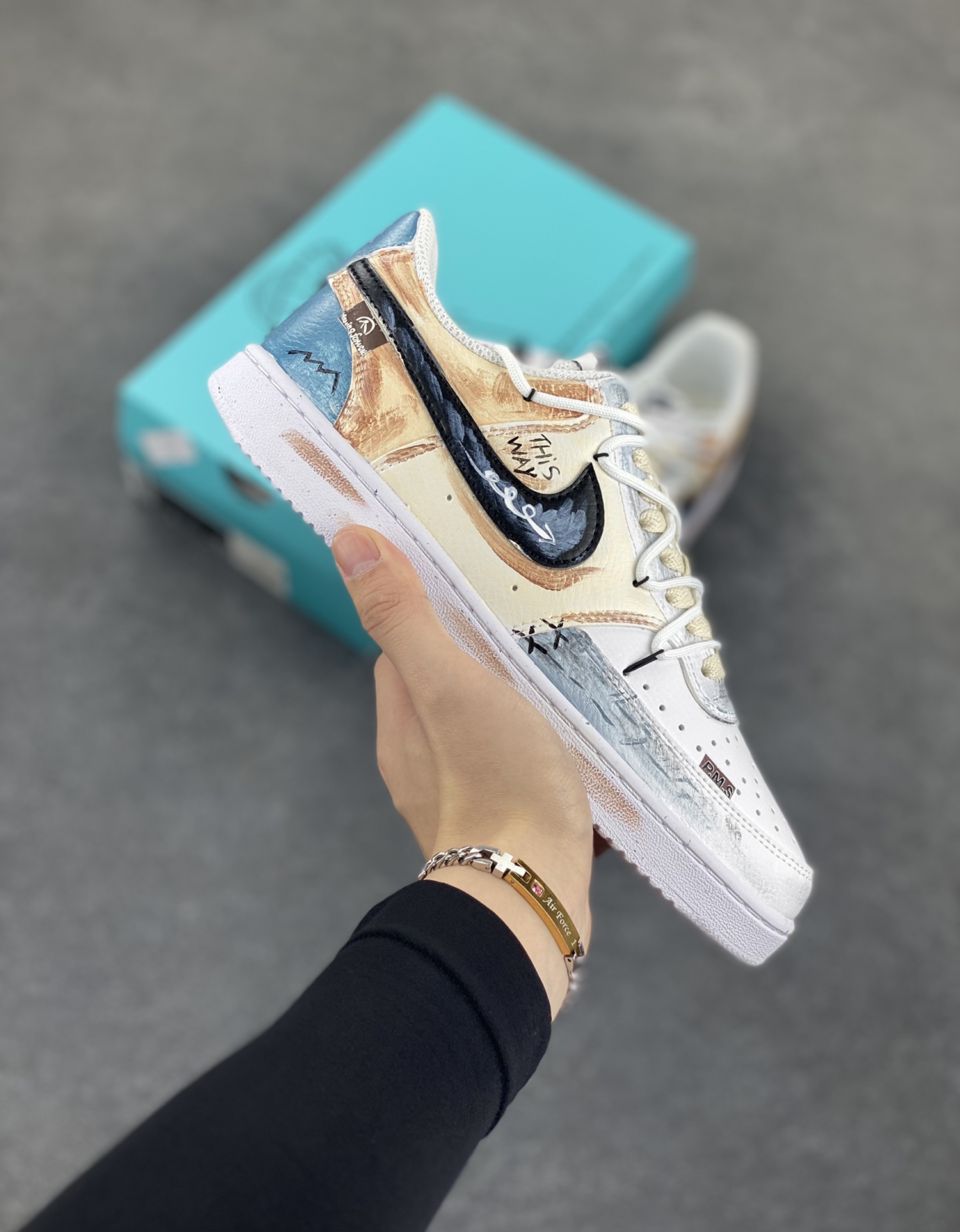 Nike Court Vision 1 Low P.M.S“街头涂鸦” 手绘涂鸦定制板鞋 街头涂鸦是一种在公共空间墙壁、建筑物、地铁车厢等载体上创作的视觉艺术形式。它起源于20世纪60年代的美国费城和纽约，早期是街头青年表达自我、宣泄情绪、展现个性的方式，内容常涉及社会问题、个人主张、流行文化等 货号：DH2987-216 尺码：36 36.5 37.5 38 38.5 39 40 40.5 41 42 42.5 43 44 44.5 45-选品中心