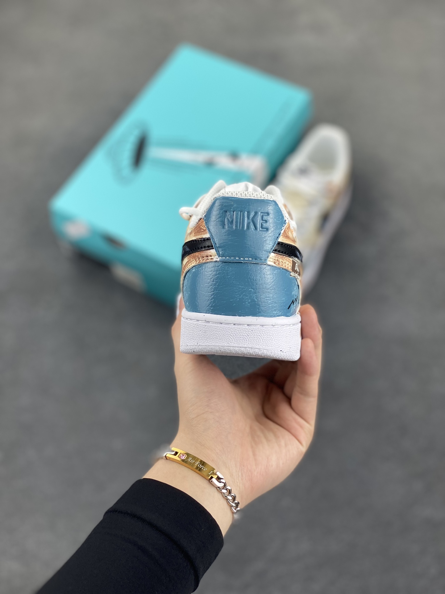 图片[4]-Nike Court Vision 1 Low P.M.S“街头涂鸦” 手绘涂鸦定制板鞋 街头涂鸦是一种在公共空间墙壁、建筑物、地铁车厢等载体上创作的视觉艺术形式。它起源于20世纪60年代的美国费城和纽约，早期是街头青年表达自我、宣泄情绪、展现个性的方式，内容常涉及社会问题、个人主张、流行文化等 货号：DH2987-216 尺码：36 36.5 37.5 38 38.5 39 40 40.5 41 42 42.5 43 44 44.5 45-选品中心