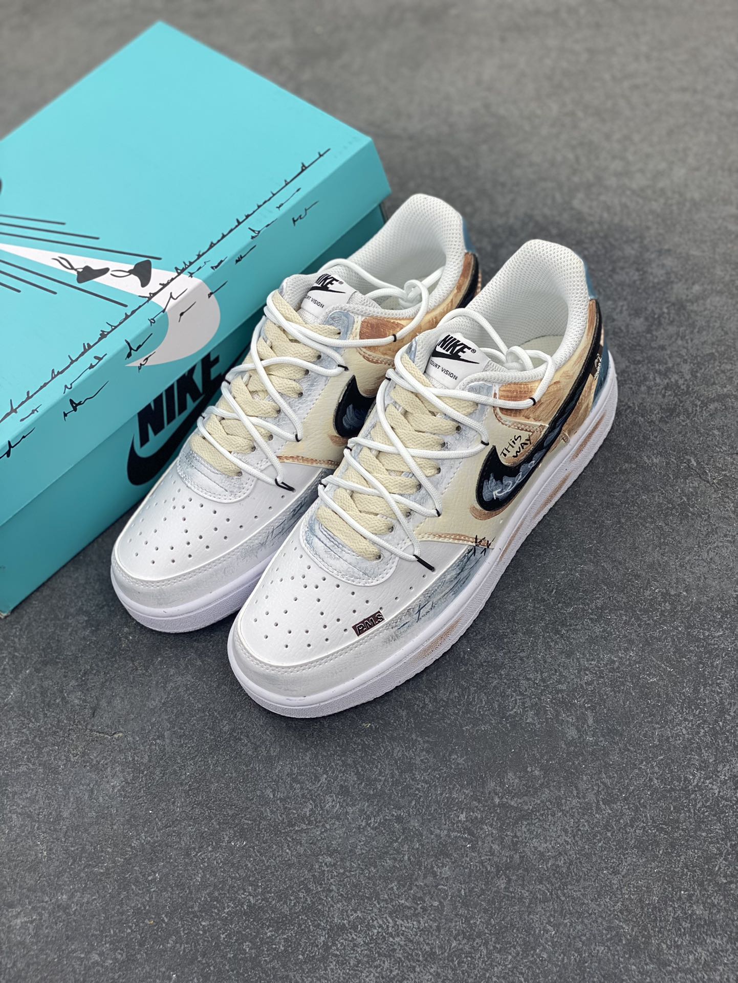图片[8]-Nike Court Vision 1 Low P.M.S“街头涂鸦” 手绘涂鸦定制板鞋 街头涂鸦是一种在公共空间墙壁、建筑物、地铁车厢等载体上创作的视觉艺术形式。它起源于20世纪60年代的美国费城和纽约，早期是街头青年表达自我、宣泄情绪、展现个性的方式，内容常涉及社会问题、个人主张、流行文化等 货号：DH2987-216 尺码：36 36.5 37.5 38 38.5 39 40 40.5 41 42 42.5 43 44 44.5 45-选品中心