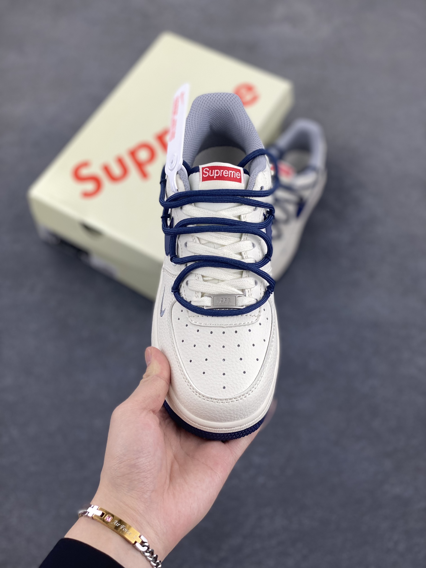 图片[2]-NIke Air Force 1 \’07 Low “Supreme联名——双拼蓝灰抽绳”空军一号 低帮 运动鞋 休闲鞋 折边针车 工艺难度大 原楦头原纸板 原装鞋盒 定制五金配件 内置全掌气垫 原厂鞋底 货号：DM6868-068 尺码：36 36.5 37.5 38 38.5 39 40 40.5 41 42 42.5 43 44 44.5 45-选品中心