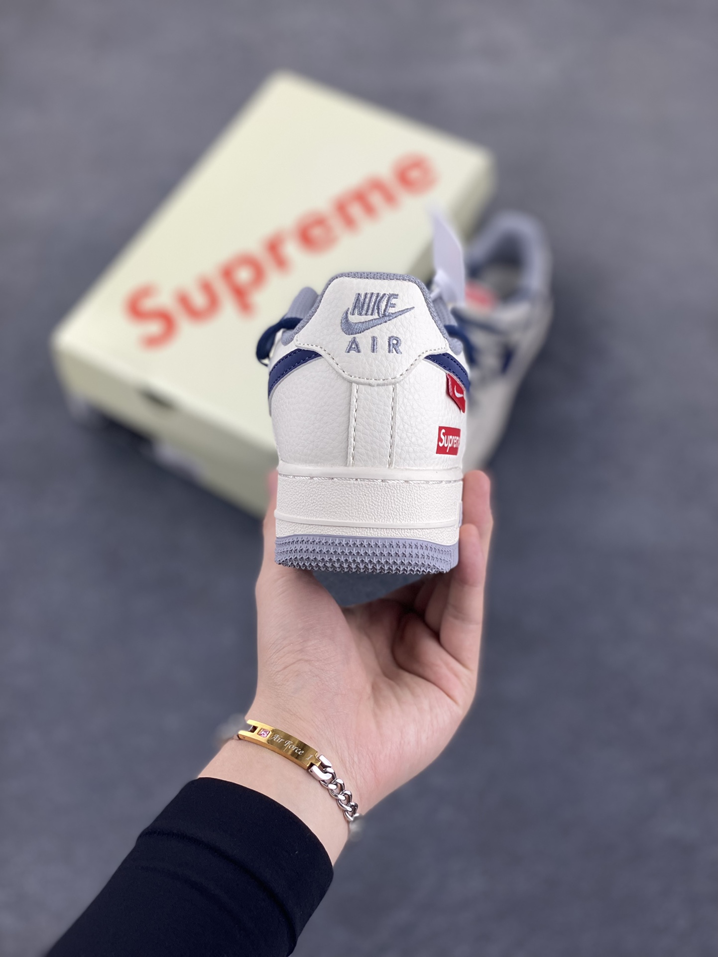 图片[4]-NIke Air Force 1 \’07 Low “Supreme联名——双拼蓝灰抽绳”空军一号 低帮 运动鞋 休闲鞋 折边针车 工艺难度大 原楦头原纸板 原装鞋盒 定制五金配件 内置全掌气垫 原厂鞋底 货号：DM6868-068 尺码：36 36.5 37.5 38 38.5 39 40 40.5 41 42 42.5 43 44 44.5 45-选品中心