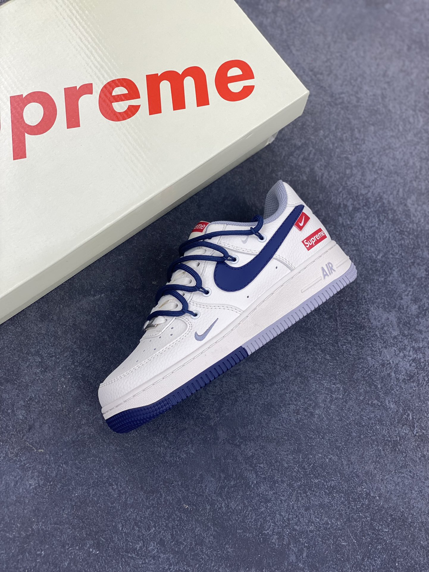 图片[7]-NIke Air Force 1 \’07 Low “Supreme联名——双拼蓝灰抽绳”空军一号 低帮 运动鞋 休闲鞋 折边针车 工艺难度大 原楦头原纸板 原装鞋盒 定制五金配件 内置全掌气垫 原厂鞋底 货号：DM6868-068 尺码：36 36.5 37.5 38 38.5 39 40 40.5 41 42 42.5 43 44 44.5 45-选品中心