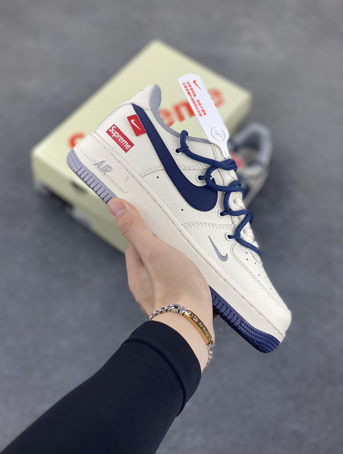 NIke Air Force 1 \'07 Low “Supreme联名——双拼蓝灰抽绳”空军一号 低帮 运动鞋 休闲鞋 折边针车 工艺难度大 原楦头原纸板 原装鞋盒 定制五金配件 内置全掌气垫 原厂鞋底 货号：DM6868-068 尺码：36 36.5 37.5 38 38.5 39 40 40.5 41 42 42.5 43 44 44.5 45-选品中心