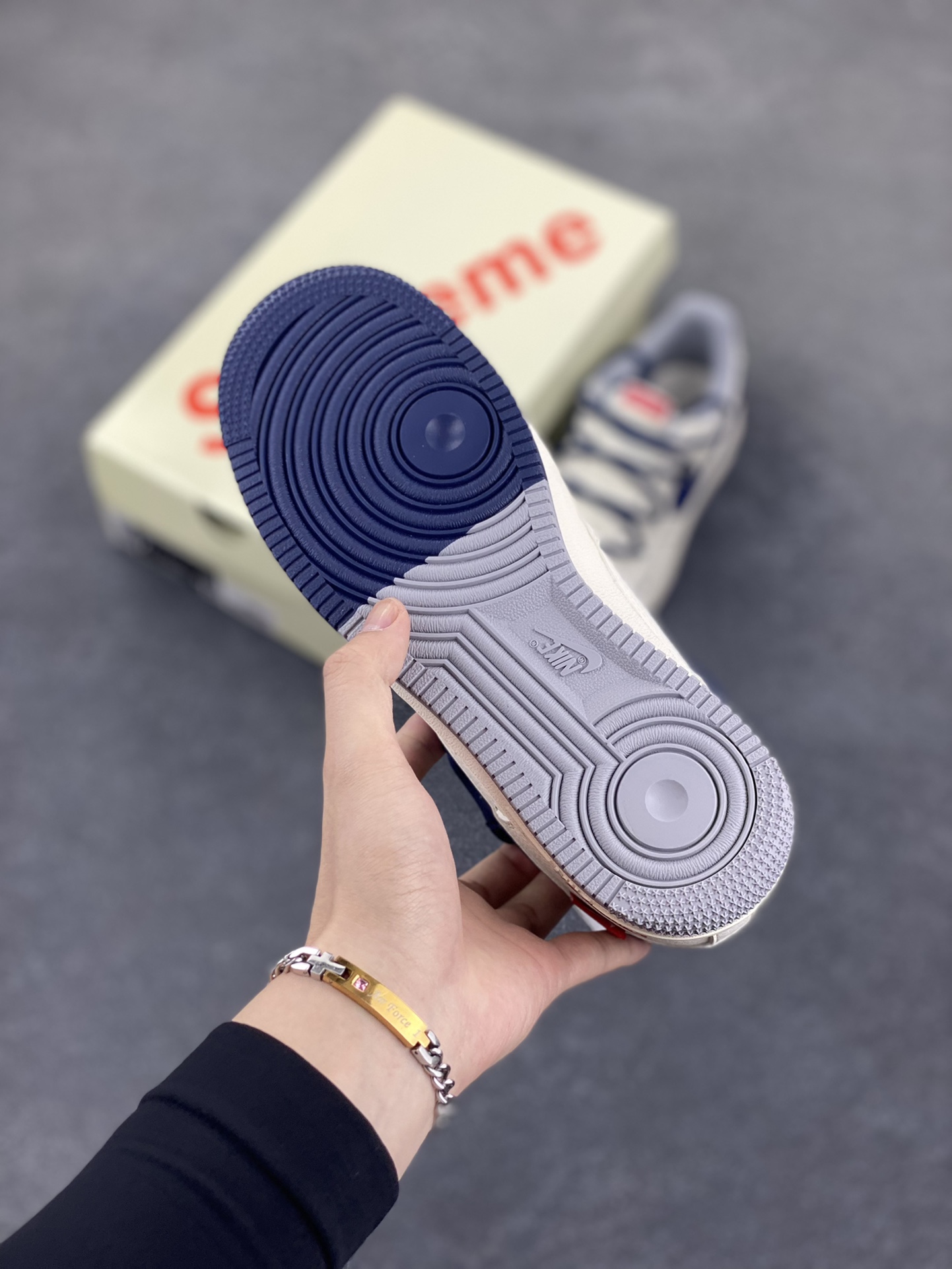 图片[5]-NIke Air Force 1 \’07 Low “Supreme联名——双拼蓝灰抽绳”空军一号 低帮 运动鞋 休闲鞋 折边针车 工艺难度大 原楦头原纸板 原装鞋盒 定制五金配件 内置全掌气垫 原厂鞋底 货号：DM6868-068 尺码：36 36.5 37.5 38 38.5 39 40 40.5 41 42 42.5 43 44 44.5 45-选品中心