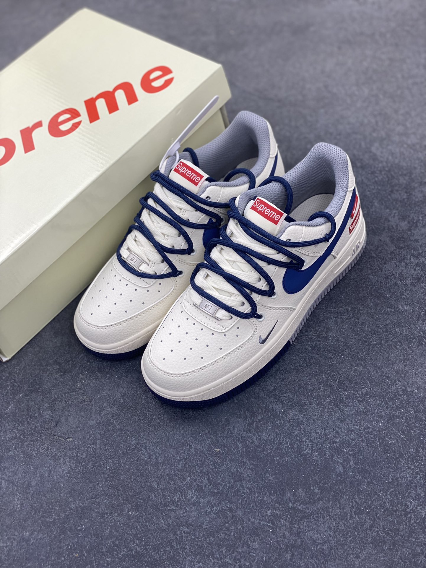 图片[8]-NIke Air Force 1 \’07 Low “Supreme联名——双拼蓝灰抽绳”空军一号 低帮 运动鞋 休闲鞋 折边针车 工艺难度大 原楦头原纸板 原装鞋盒 定制五金配件 内置全掌气垫 原厂鞋底 货号：DM6868-068 尺码：36 36.5 37.5 38 38.5 39 40 40.5 41 42 42.5 43 44 44.5 45-选品中心