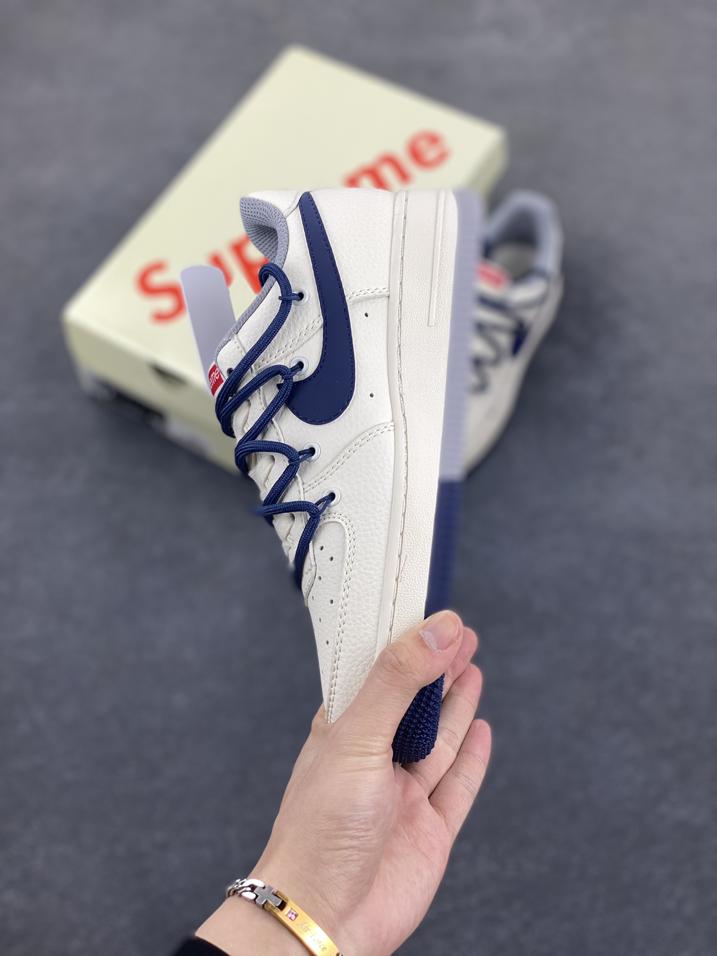 图片[3]-NIke Air Force 1 \’07 Low “Supreme联名——双拼蓝灰抽绳”空军一号 低帮 运动鞋 休闲鞋 折边针车 工艺难度大 原楦头原纸板 原装鞋盒 定制五金配件 内置全掌气垫 原厂鞋底 货号：DM6868-068 尺码：36 36.5 37.5 38 38.5 39 40 40.5 41 42 42.5 43 44 44.5 45-选品中心