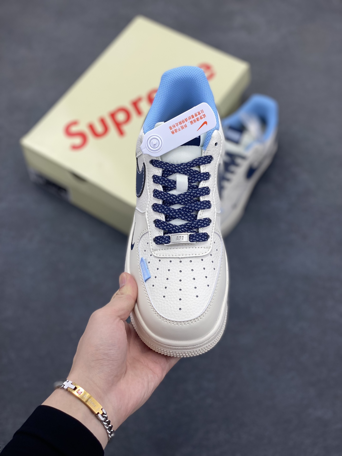 图片[2]-NIke Air Force 1 \’07 Low “Supreme联名——双拼蓝标”空军一号 低帮 运动鞋 休闲鞋 折边针车 工艺难度大 原楦头原纸板 原装鞋盒 定制五金配件 内置全掌气垫 原厂鞋底 货号：XS1958-565 尺码：36 36.5 37.5 38 38.5 39 40 40.5 41 42 42.5 43 44 44.5 45-选品中心