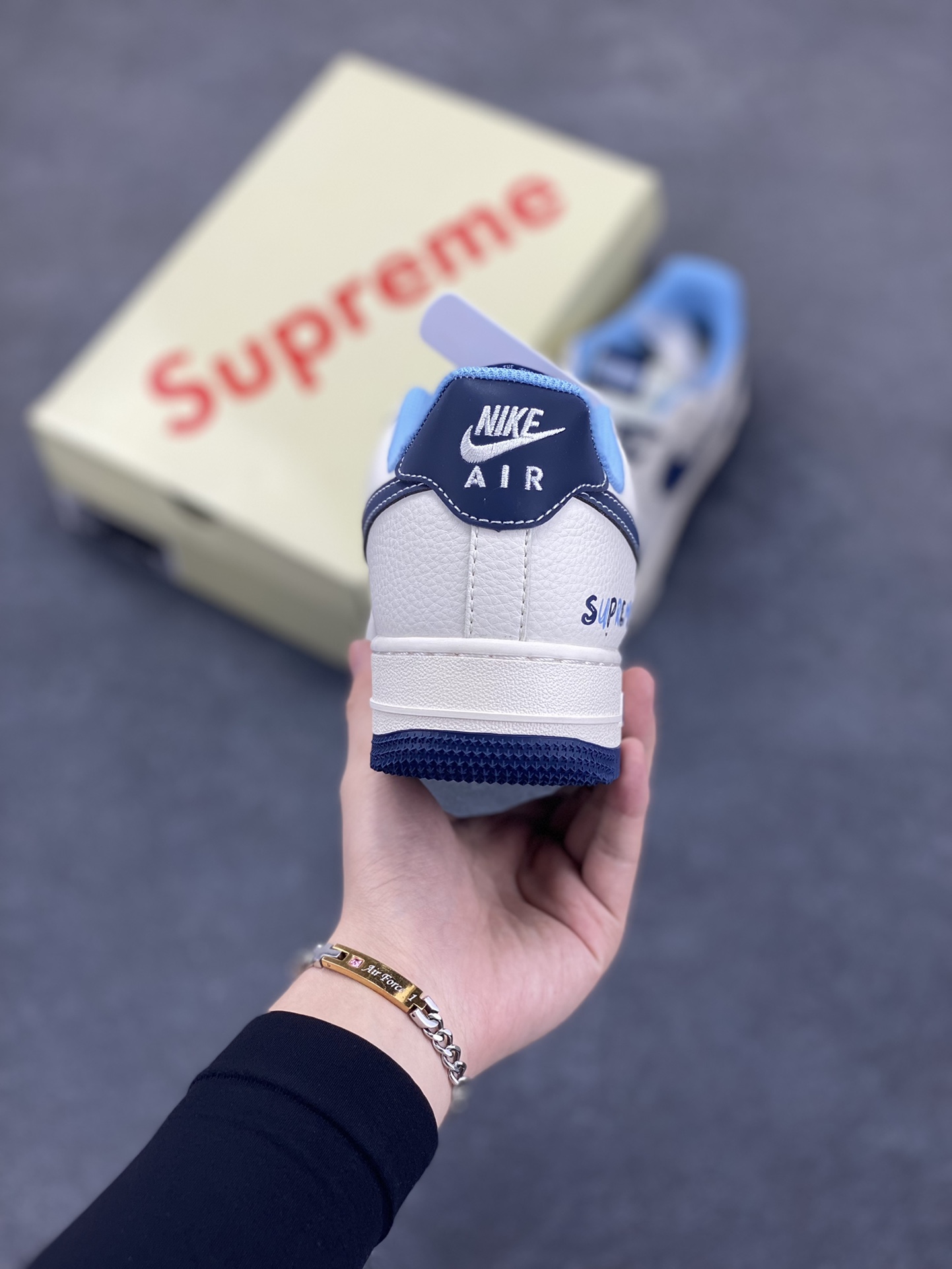 图片[4]-NIke Air Force 1 \’07 Low “Supreme联名——双拼蓝标”空军一号 低帮 运动鞋 休闲鞋 折边针车 工艺难度大 原楦头原纸板 原装鞋盒 定制五金配件 内置全掌气垫 原厂鞋底 货号：XS1958-565 尺码：36 36.5 37.5 38 38.5 39 40 40.5 41 42 42.5 43 44 44.5 45-选品中心