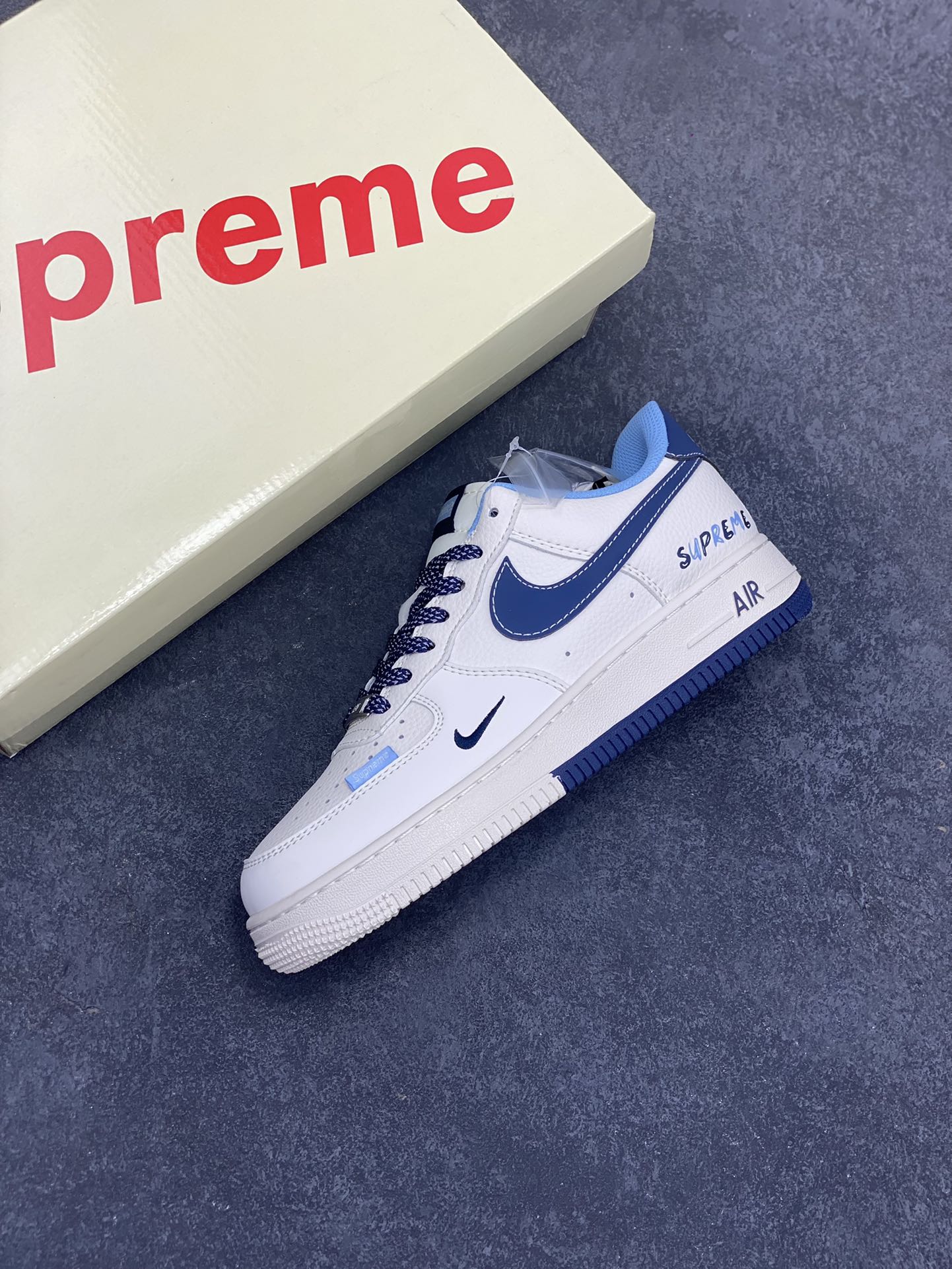 图片[7]-NIke Air Force 1 \’07 Low “Supreme联名——双拼蓝标”空军一号 低帮 运动鞋 休闲鞋 折边针车 工艺难度大 原楦头原纸板 原装鞋盒 定制五金配件 内置全掌气垫 原厂鞋底 货号：XS1958-565 尺码：36 36.5 37.5 38 38.5 39 40 40.5 41 42 42.5 43 44 44.5 45-选品中心