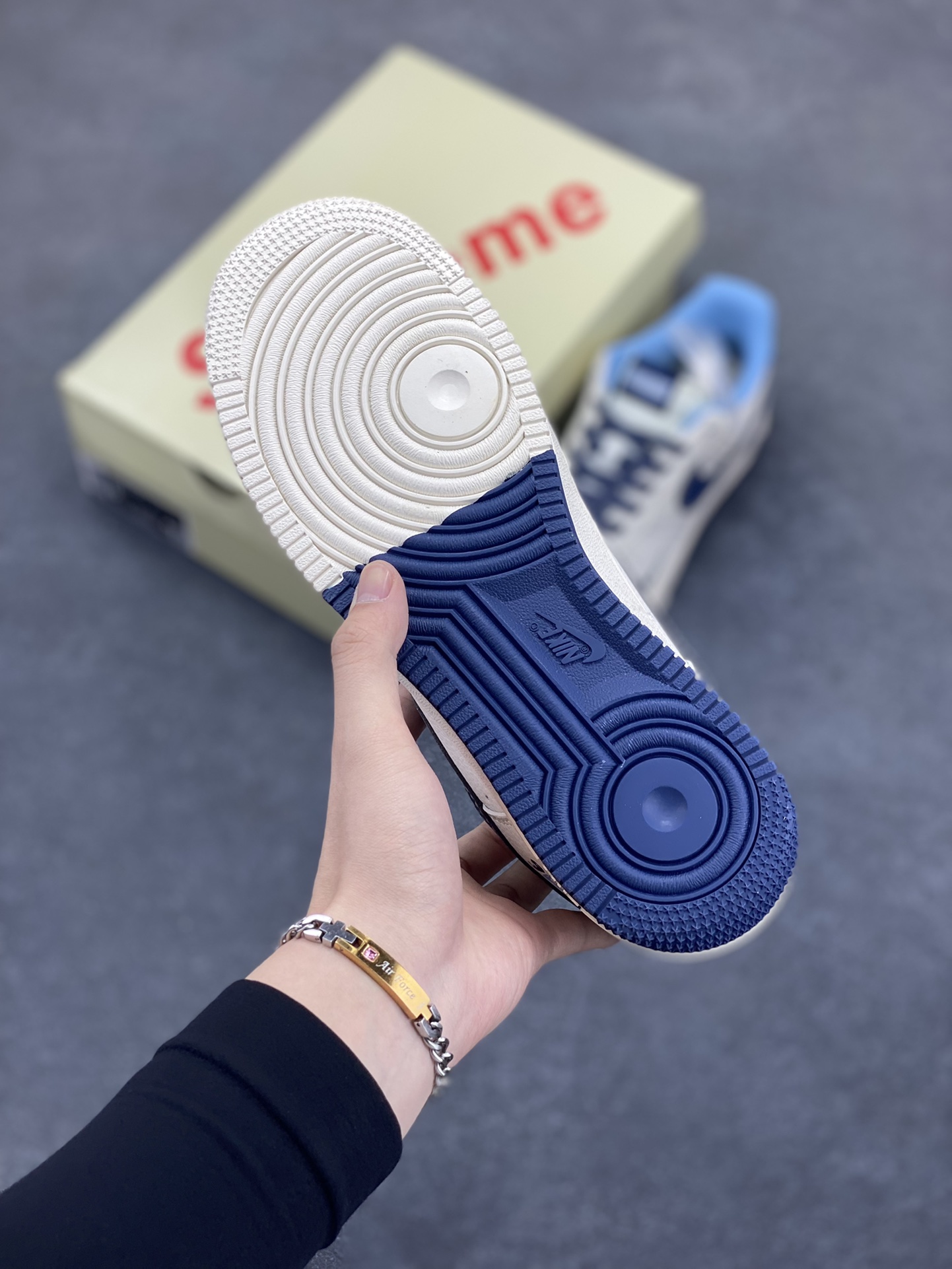 图片[5]-NIke Air Force 1 \’07 Low “Supreme联名——双拼蓝标”空军一号 低帮 运动鞋 休闲鞋 折边针车 工艺难度大 原楦头原纸板 原装鞋盒 定制五金配件 内置全掌气垫 原厂鞋底 货号：XS1958-565 尺码：36 36.5 37.5 38 38.5 39 40 40.5 41 42 42.5 43 44 44.5 45-选品中心