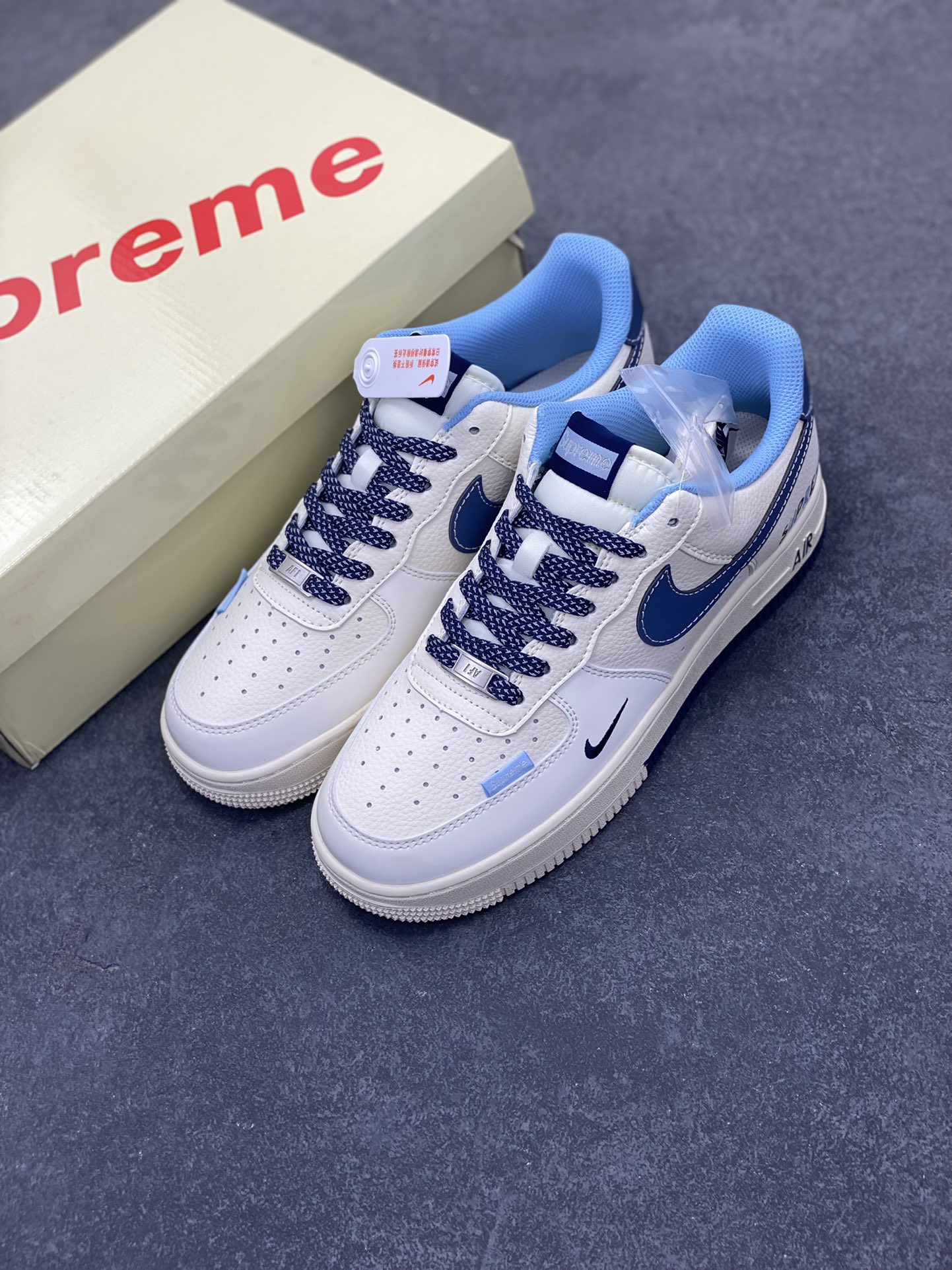 图片[8]-NIke Air Force 1 \’07 Low “Supreme联名——双拼蓝标”空军一号 低帮 运动鞋 休闲鞋 折边针车 工艺难度大 原楦头原纸板 原装鞋盒 定制五金配件 内置全掌气垫 原厂鞋底 货号：XS1958-565 尺码：36 36.5 37.5 38 38.5 39 40 40.5 41 42 42.5 43 44 44.5 45-选品中心