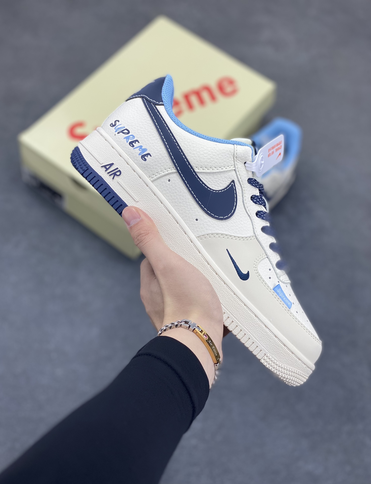 NIke Air Force 1 \’07 Low “Supreme联名——双拼蓝标”空军一号 低帮 运动鞋 休闲鞋 折边针车 工艺难度大 原楦头原纸板 原装鞋盒 定制五金配件 内置全掌气垫 原厂鞋底 货号：XS1958-565 尺码：36 36.5 37.5 38 38.5 39 40 40.5 41 42 42.5 43 44 44.5 45-选品中心
