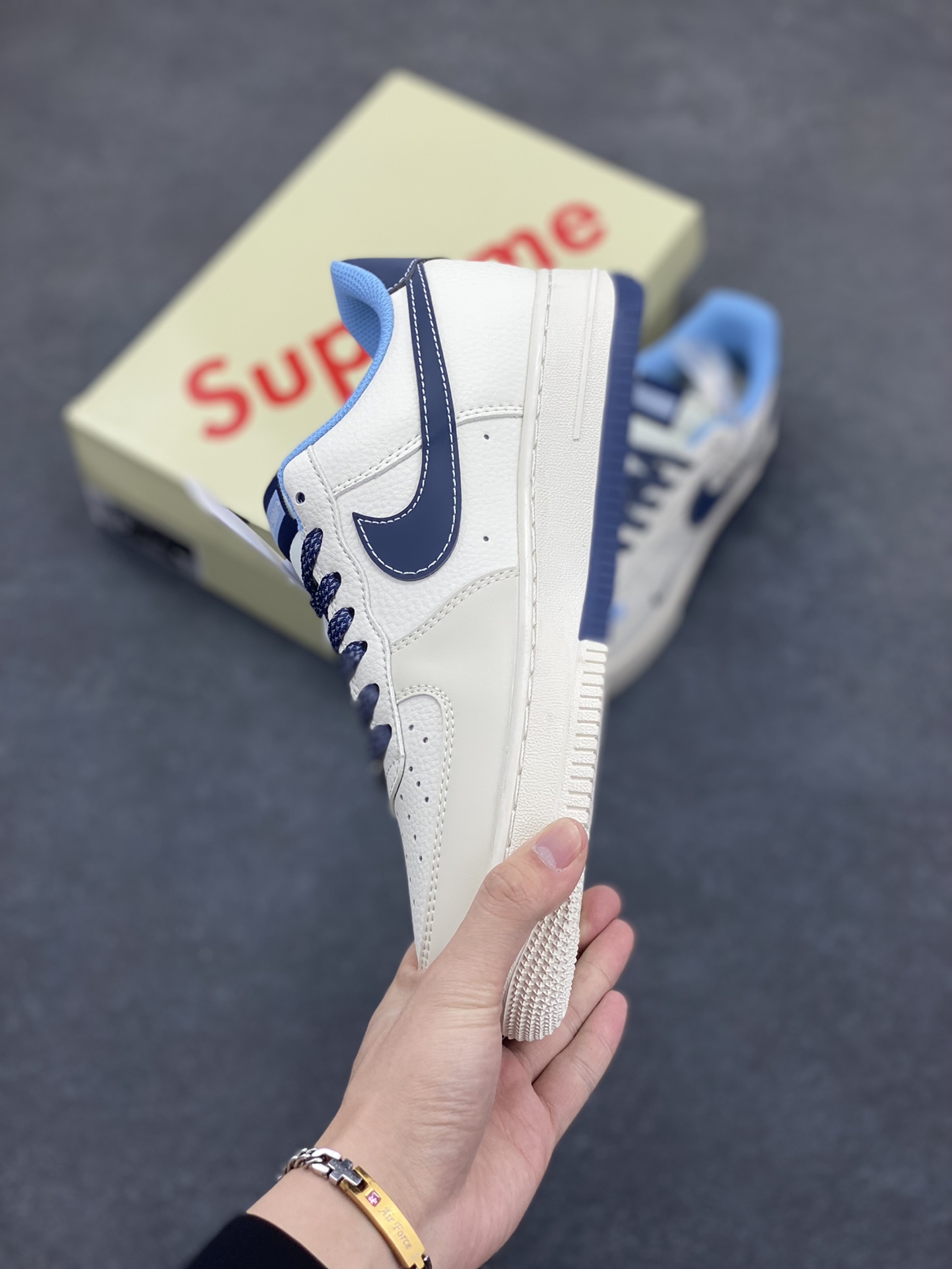图片[3]-NIke Air Force 1 \’07 Low “Supreme联名——双拼蓝标”空军一号 低帮 运动鞋 休闲鞋 折边针车 工艺难度大 原楦头原纸板 原装鞋盒 定制五金配件 内置全掌气垫 原厂鞋底 货号：XS1958-565 尺码：36 36.5 37.5 38 38.5 39 40 40.5 41 42 42.5 43 44 44.5 45-选品中心