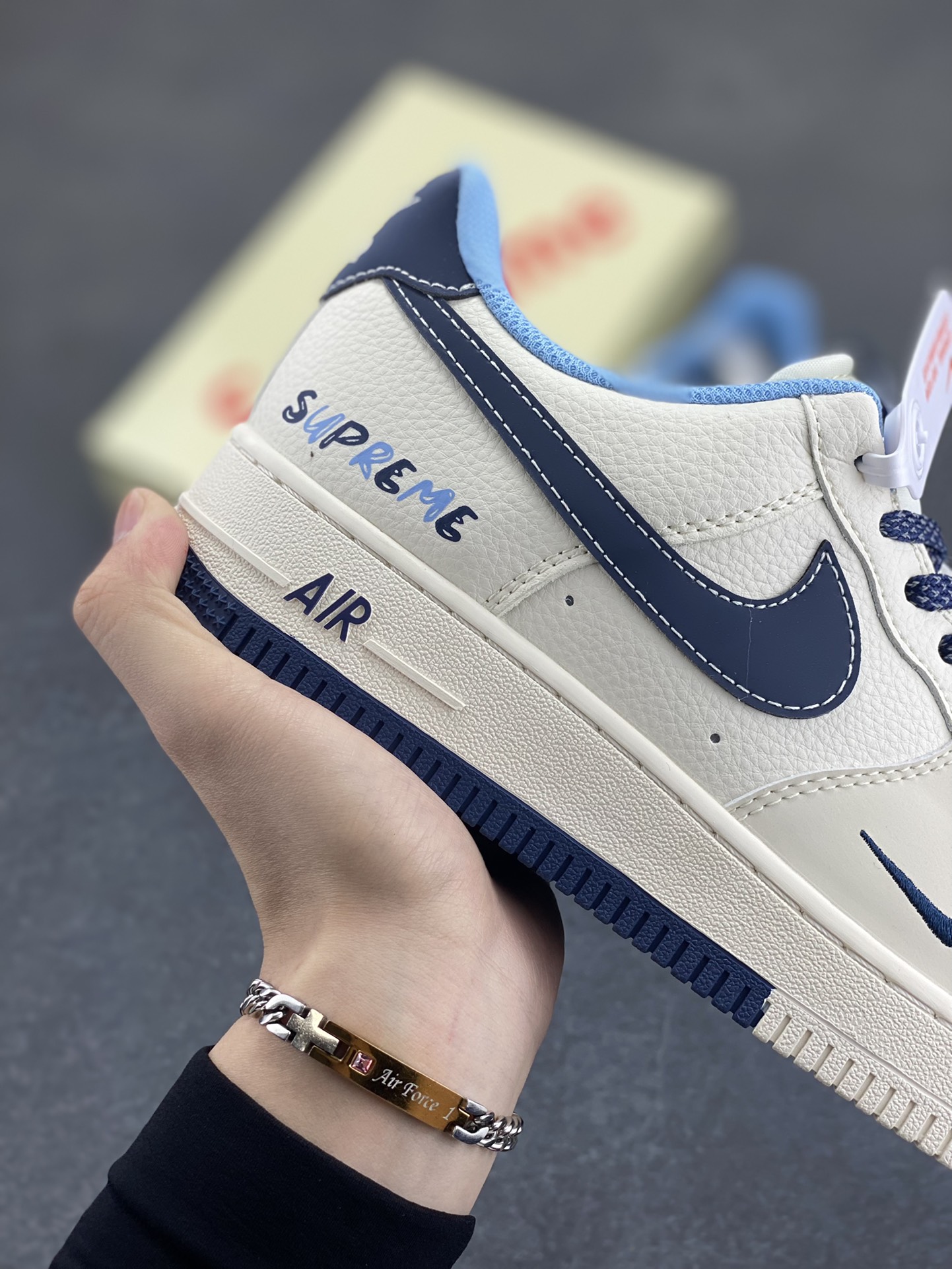 图片[6]-NIke Air Force 1 \’07 Low “Supreme联名——双拼蓝标”空军一号 低帮 运动鞋 休闲鞋 折边针车 工艺难度大 原楦头原纸板 原装鞋盒 定制五金配件 内置全掌气垫 原厂鞋底 货号：XS1958-565 尺码：36 36.5 37.5 38 38.5 39 40 40.5 41 42 42.5 43 44 44.5 45-选品中心