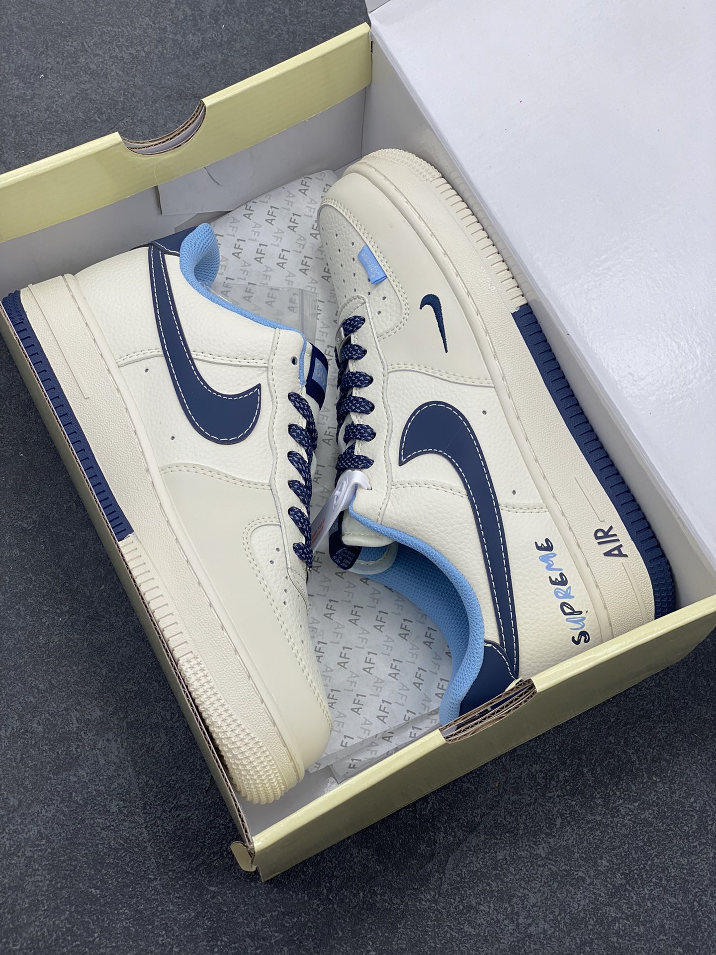 图片[9]-NIke Air Force 1 \’07 Low “Supreme联名——双拼蓝标”空军一号 低帮 运动鞋 休闲鞋 折边针车 工艺难度大 原楦头原纸板 原装鞋盒 定制五金配件 内置全掌气垫 原厂鞋底 货号：XS1958-565 尺码：36 36.5 37.5 38 38.5 39 40 40.5 41 42 42.5 43 44 44.5 45-选品中心