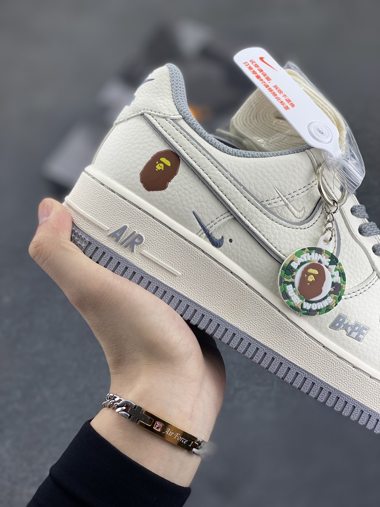 图片[6]-NIke Air Force 1 \’07 Low “Bape联名——米灰满天星”空军一号 低帮 运动鞋 休闲鞋 折边针车 工艺难度大 原楦头原纸板 原装鞋盒 定制五金配件 内置全掌气垫 原厂鞋底 货号：HH7518-065 尺码：36 36.5 37.5 38 38.5 39 40 40.5 41 42 42.5 43 44 44.5 45-选品中心