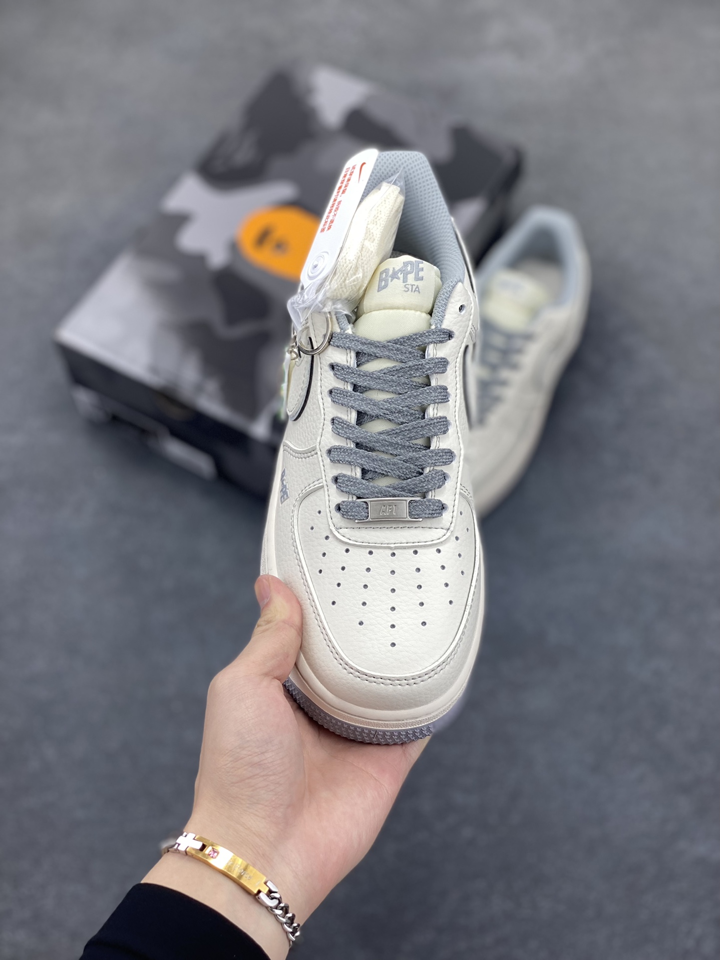 图片[2]-NIke Air Force 1 \’07 Low “Bape联名——米灰满天星”空军一号 低帮 运动鞋 休闲鞋 折边针车 工艺难度大 原楦头原纸板 原装鞋盒 定制五金配件 内置全掌气垫 原厂鞋底 货号：HH7518-065 尺码：36 36.5 37.5 38 38.5 39 40 40.5 41 42 42.5 43 44 44.5 45-选品中心