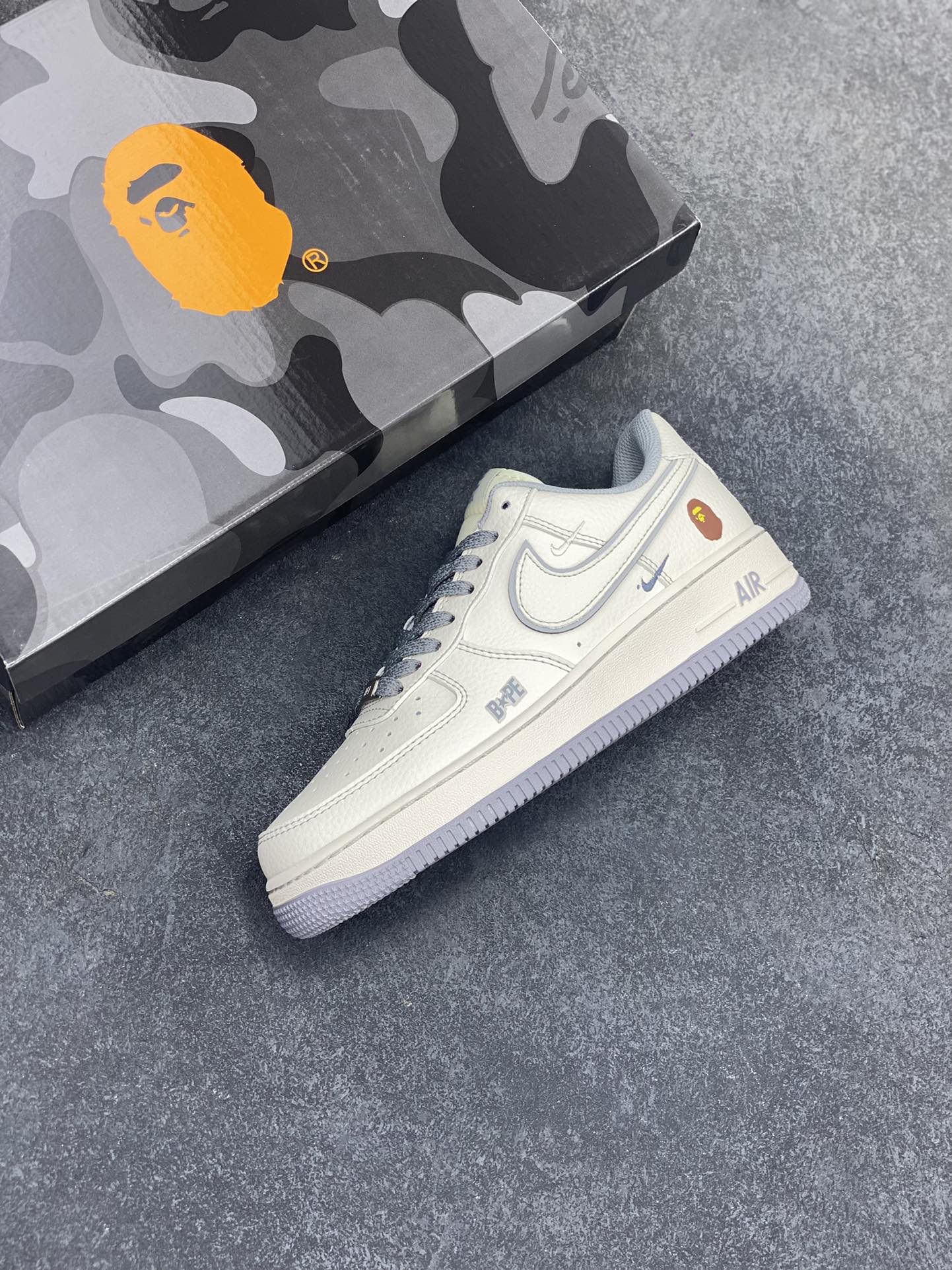 图片[7]-NIke Air Force 1 \’07 Low “Bape联名——米灰满天星”空军一号 低帮 运动鞋 休闲鞋 折边针车 工艺难度大 原楦头原纸板 原装鞋盒 定制五金配件 内置全掌气垫 原厂鞋底 货号：HH7518-065 尺码：36 36.5 37.5 38 38.5 39 40 40.5 41 42 42.5 43 44 44.5 45-选品中心