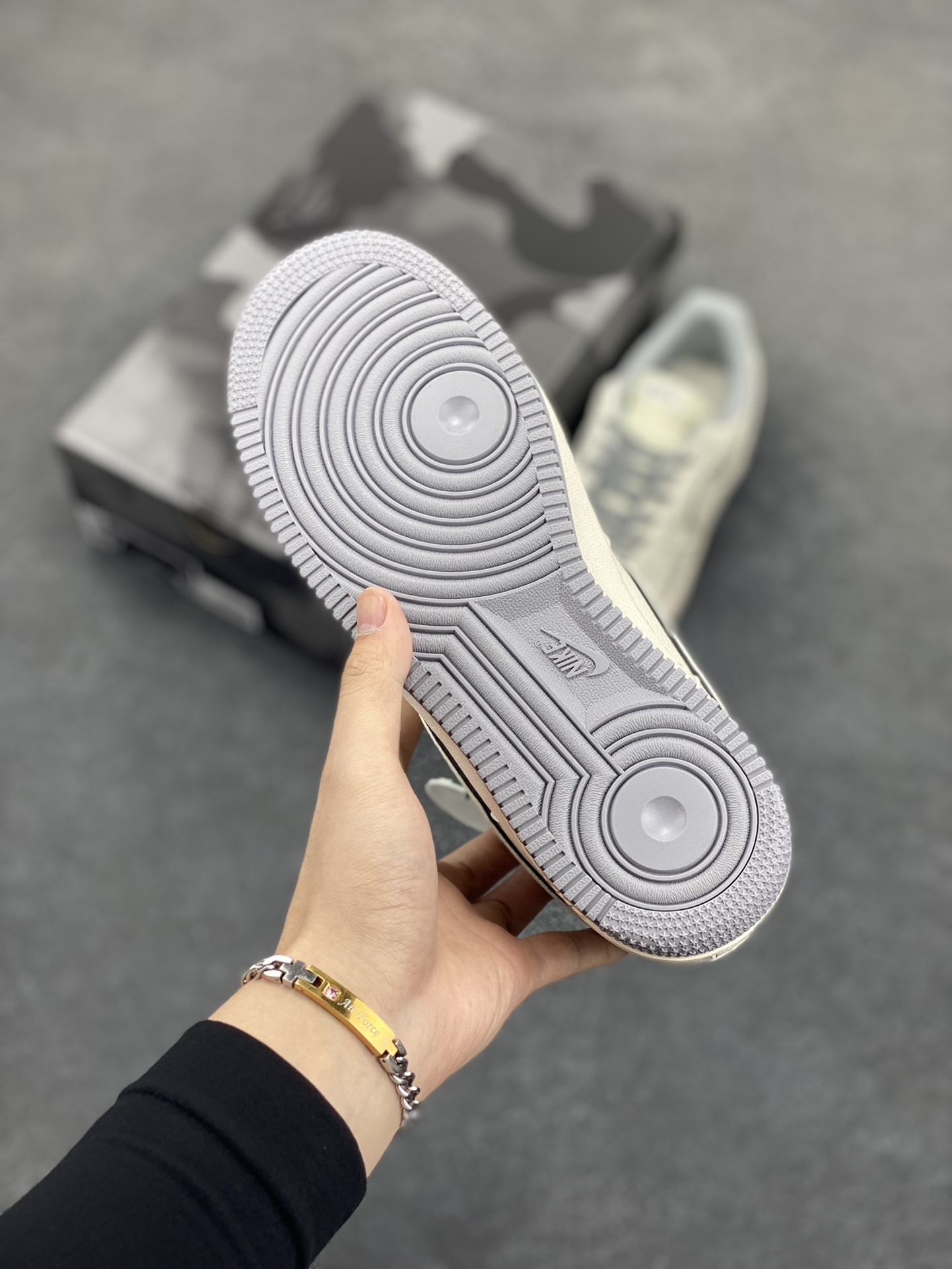 图片[5]-NIke Air Force 1 \’07 Low “Bape联名——米灰满天星”空军一号 低帮 运动鞋 休闲鞋 折边针车 工艺难度大 原楦头原纸板 原装鞋盒 定制五金配件 内置全掌气垫 原厂鞋底 货号：HH7518-065 尺码：36 36.5 37.5 38 38.5 39 40 40.5 41 42 42.5 43 44 44.5 45-选品中心