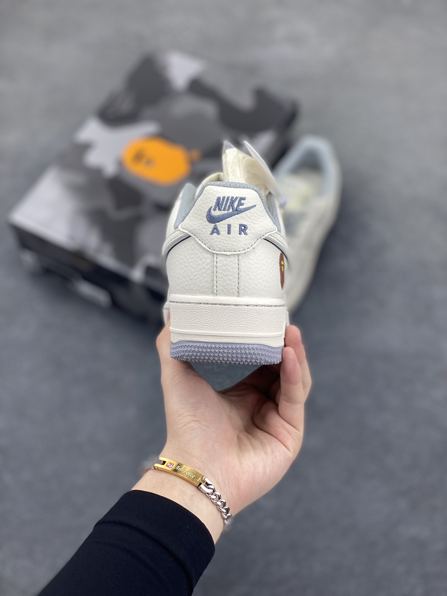 图片[4]-NIke Air Force 1 \’07 Low “Bape联名——米灰满天星”空军一号 低帮 运动鞋 休闲鞋 折边针车 工艺难度大 原楦头原纸板 原装鞋盒 定制五金配件 内置全掌气垫 原厂鞋底 货号：HH7518-065 尺码：36 36.5 37.5 38 38.5 39 40 40.5 41 42 42.5 43 44 44.5 45-选品中心