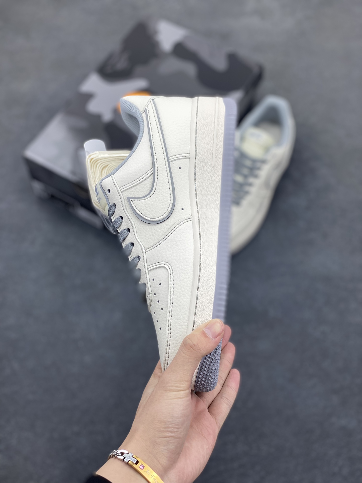 图片[3]-NIke Air Force 1 \’07 Low “Bape联名——米灰满天星”空军一号 低帮 运动鞋 休闲鞋 折边针车 工艺难度大 原楦头原纸板 原装鞋盒 定制五金配件 内置全掌气垫 原厂鞋底 货号：HH7518-065 尺码：36 36.5 37.5 38 38.5 39 40 40.5 41 42 42.5 43 44 44.5 45-选品中心