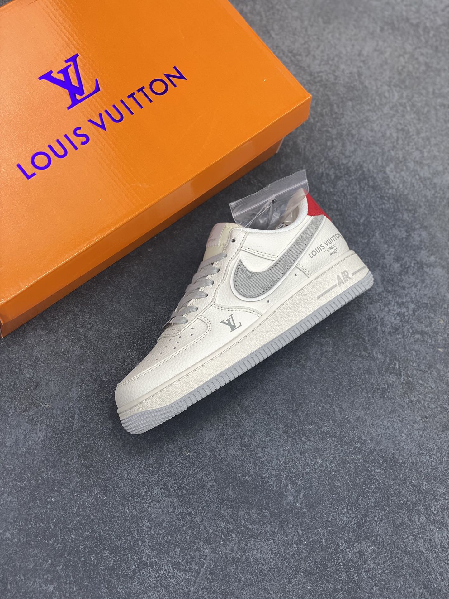 图片[7]-NIke Air Force 1 \’07 Low “LV联名——灰牛仔勾”空军一号 低帮 运动鞋 休闲鞋 折边针车 工艺难度大 原楦头原纸板 原装鞋盒 定制五金配件 内置全掌气垫 原厂鞋底 货号：XX3168-135 尺码：36 36.5 37.5 38 38.5 39 40 40.5 41 42 42.5 43 44 44.5 45-选品中心