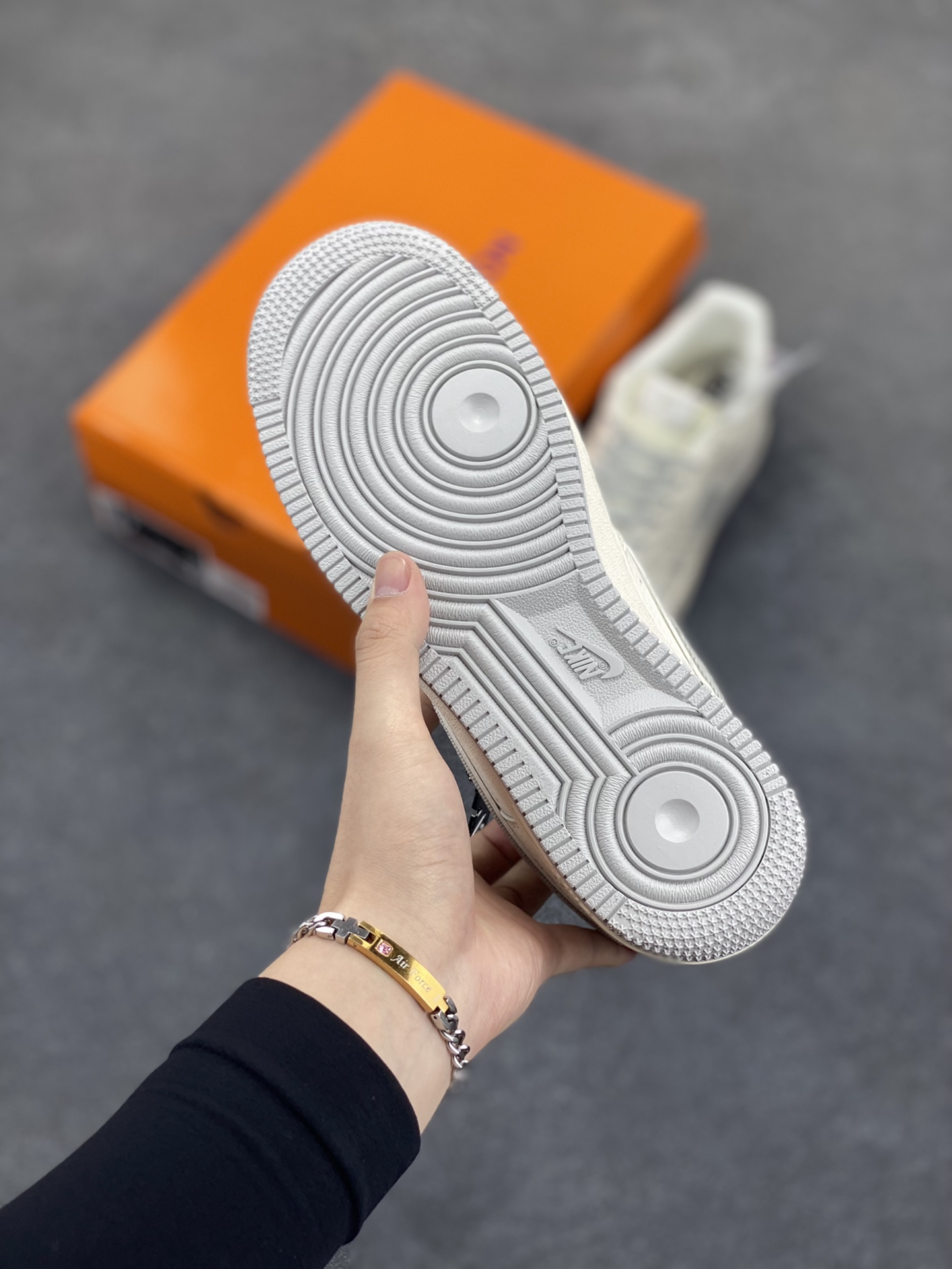 图片[5]-NIke Air Force 1 \’07 Low “LV联名——灰牛仔勾”空军一号 低帮 运动鞋 休闲鞋 折边针车 工艺难度大 原楦头原纸板 原装鞋盒 定制五金配件 内置全掌气垫 原厂鞋底 货号：XX3168-135 尺码：36 36.5 37.5 38 38.5 39 40 40.5 41 42 42.5 43 44 44.5 45-选品中心