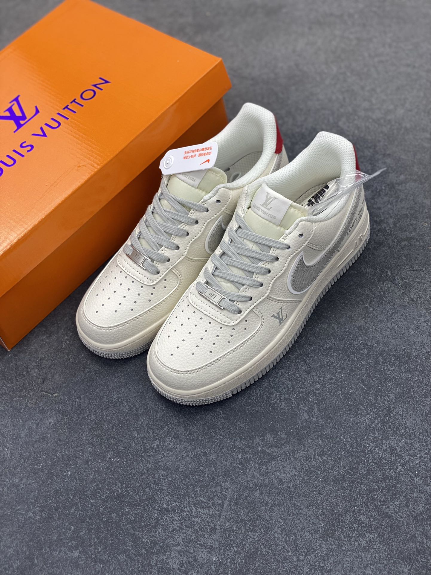 图片[8]-NIke Air Force 1 \’07 Low “LV联名——灰牛仔勾”空军一号 低帮 运动鞋 休闲鞋 折边针车 工艺难度大 原楦头原纸板 原装鞋盒 定制五金配件 内置全掌气垫 原厂鞋底 货号：XX3168-135 尺码：36 36.5 37.5 38 38.5 39 40 40.5 41 42 42.5 43 44 44.5 45-选品中心
