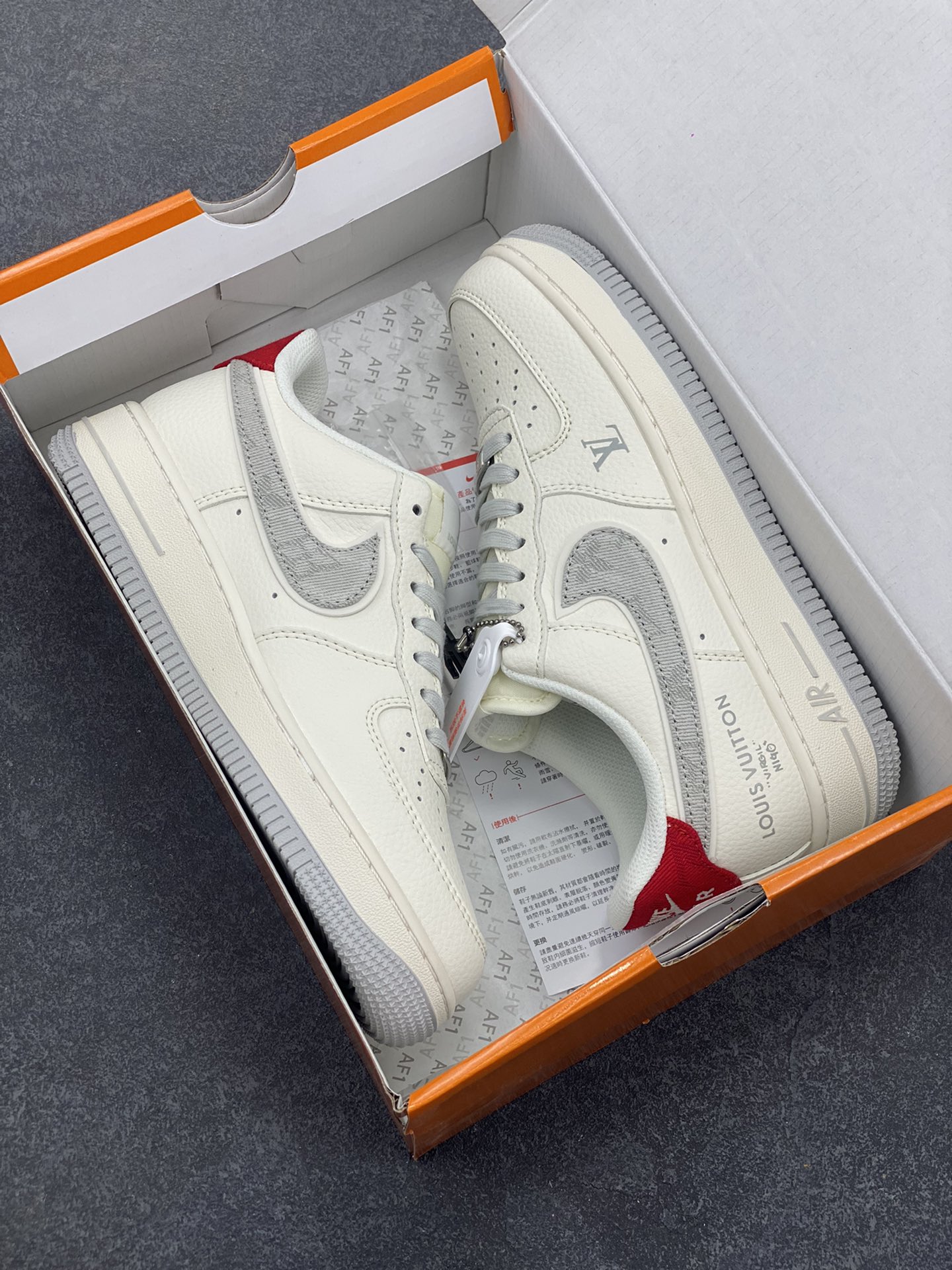 图片[9]-NIke Air Force 1 \’07 Low “LV联名——灰牛仔勾”空军一号 低帮 运动鞋 休闲鞋 折边针车 工艺难度大 原楦头原纸板 原装鞋盒 定制五金配件 内置全掌气垫 原厂鞋底 货号：XX3168-135 尺码：36 36.5 37.5 38 38.5 39 40 40.5 41 42 42.5 43 44 44.5 45-选品中心