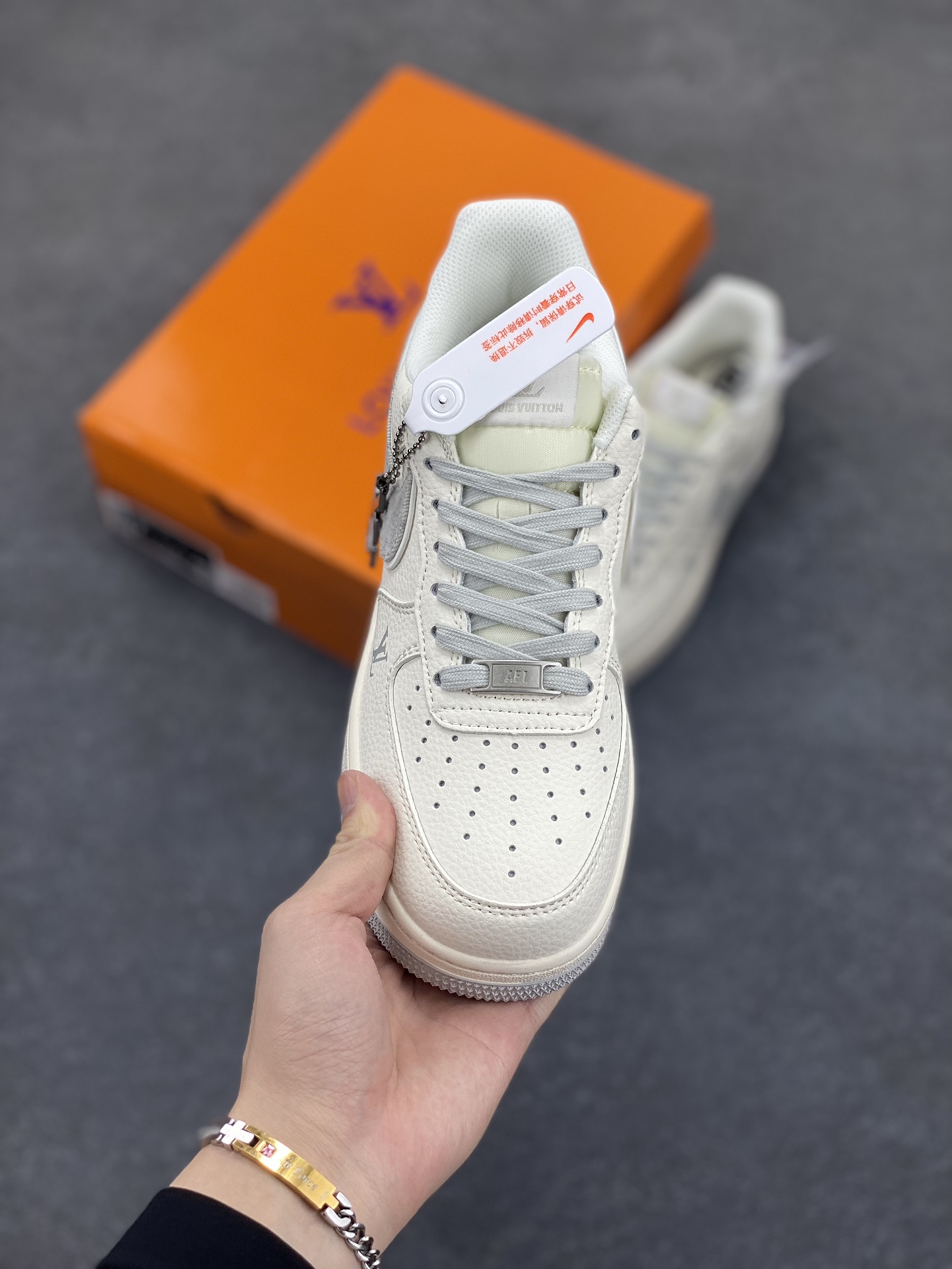 图片[2]-NIke Air Force 1 \’07 Low “LV联名——灰牛仔勾”空军一号 低帮 运动鞋 休闲鞋 折边针车 工艺难度大 原楦头原纸板 原装鞋盒 定制五金配件 内置全掌气垫 原厂鞋底 货号：XX3168-135 尺码：36 36.5 37.5 38 38.5 39 40 40.5 41 42 42.5 43 44 44.5 45-选品中心